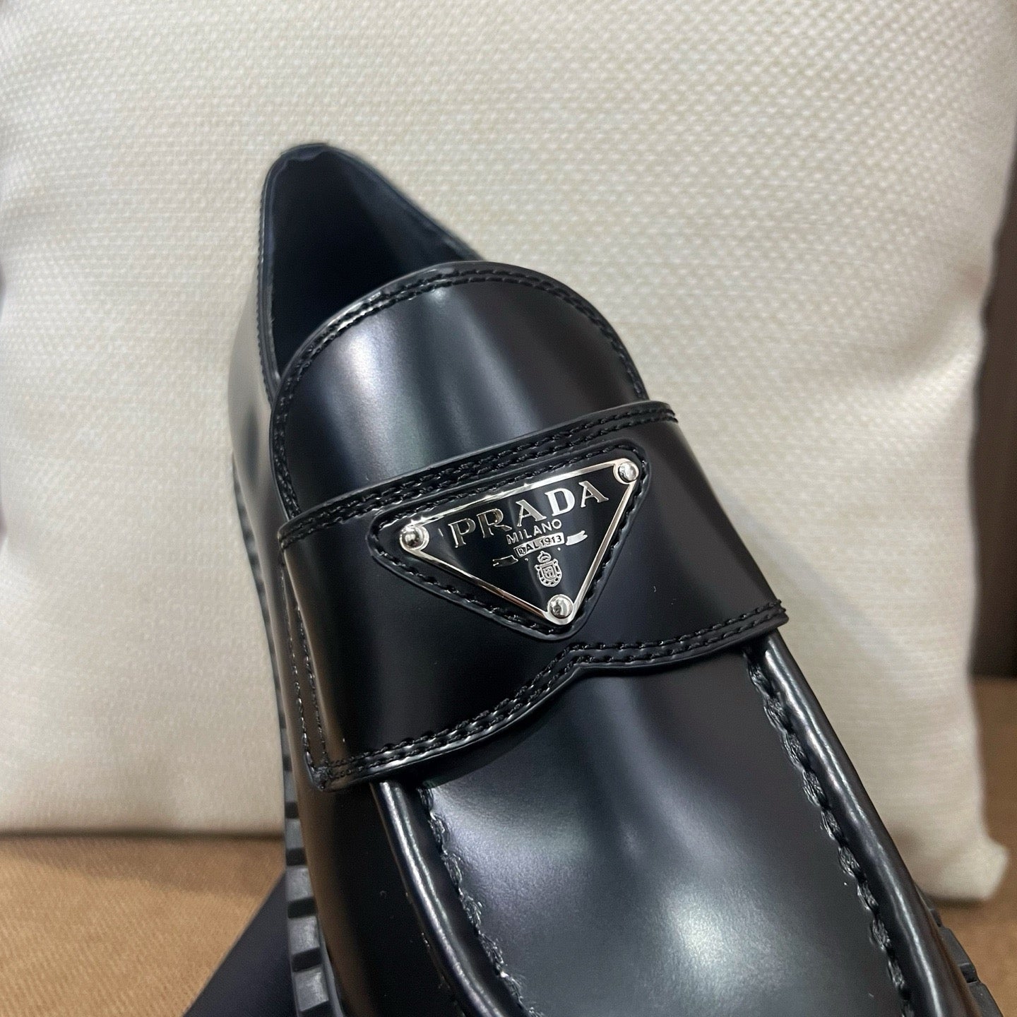 프라다 초콜릿 브러쉬드 로퍼