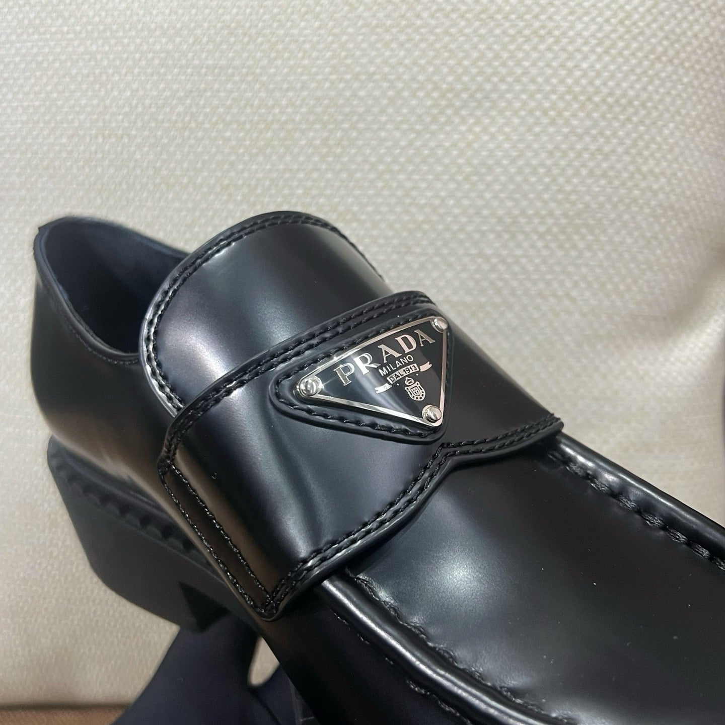 프라다 초콜릿 브러쉬드 로퍼