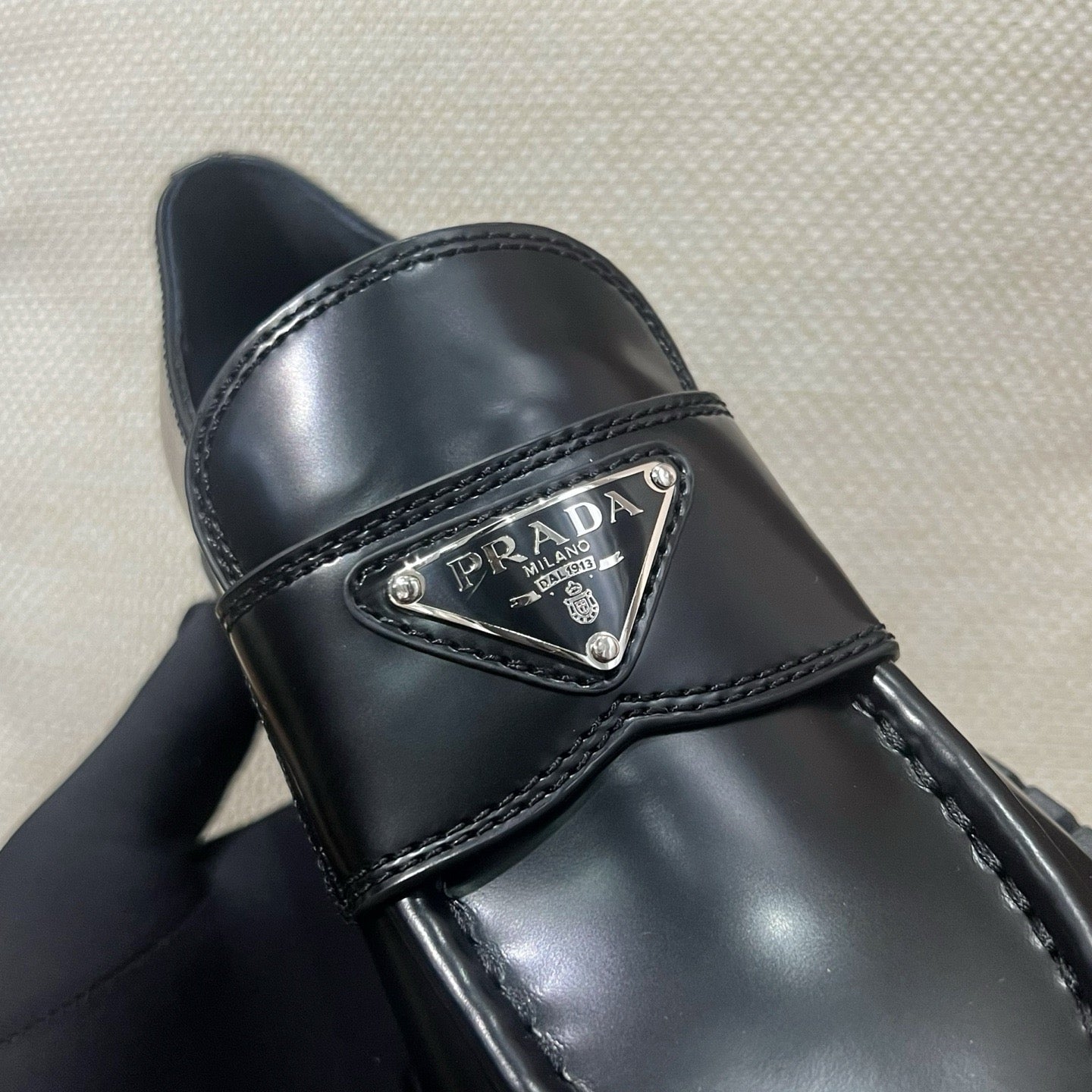 프라다 초콜릿 브러쉬드 로퍼