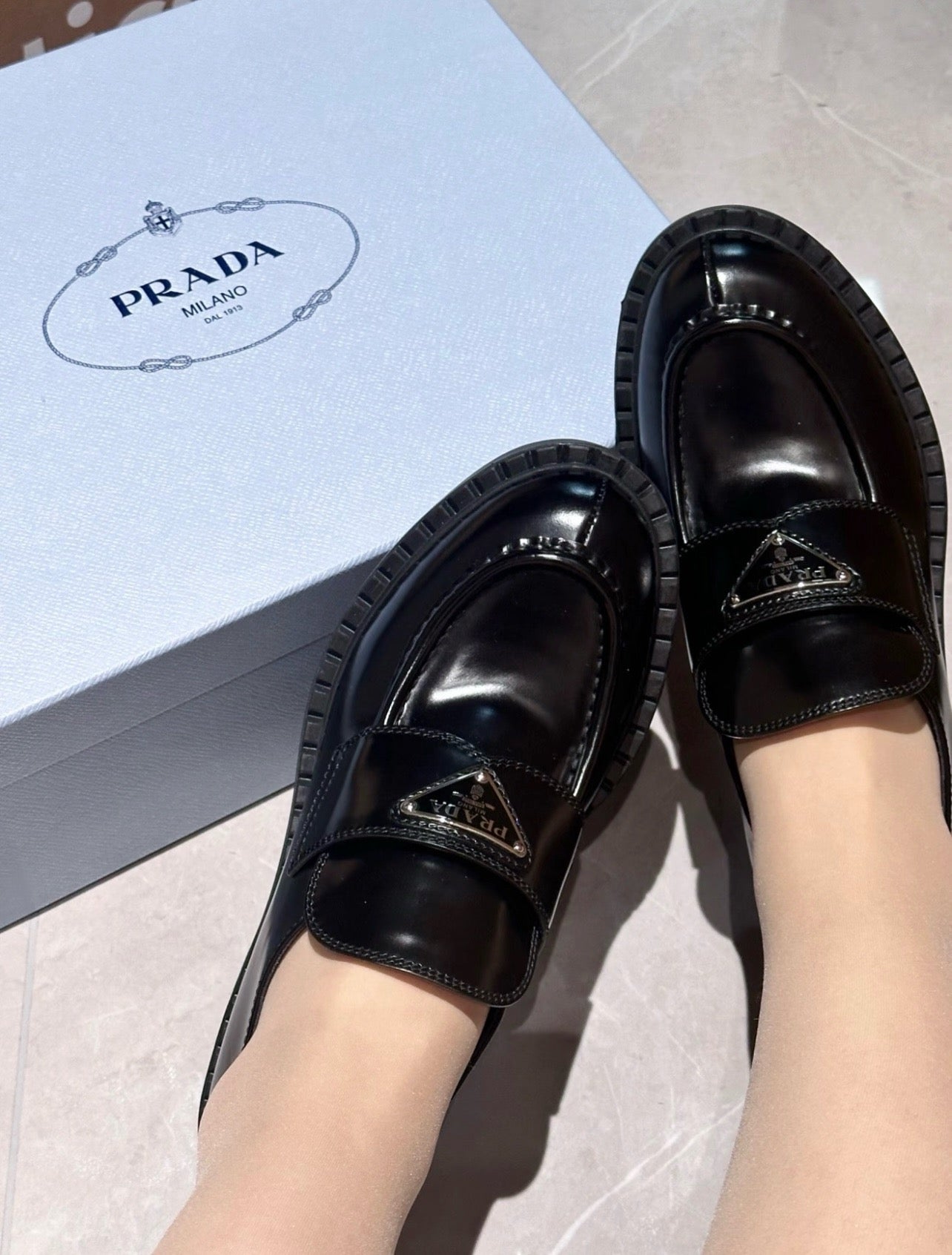 프라다 초콜릿 브러쉬드 로퍼