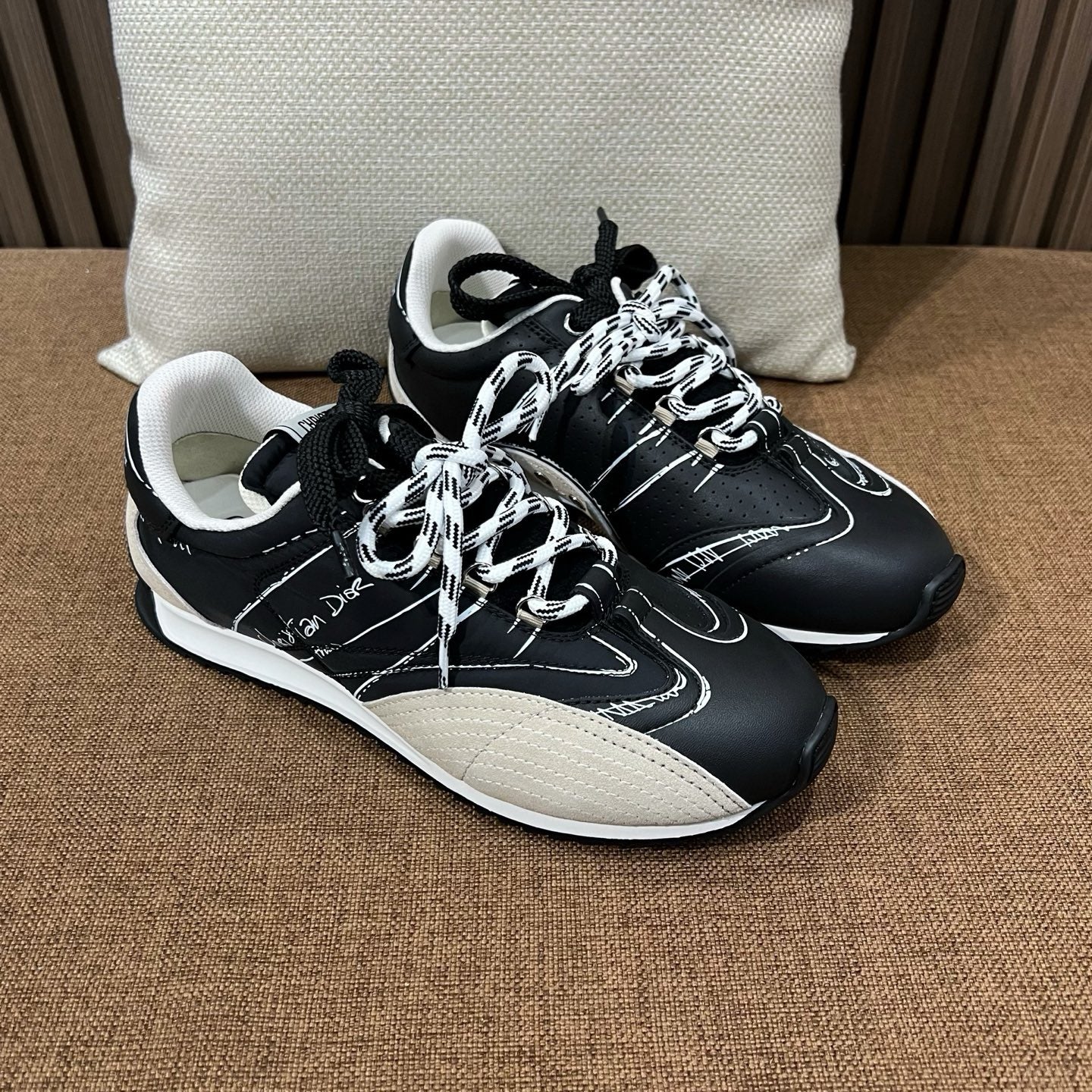 디올 디 스케치 스니커즈