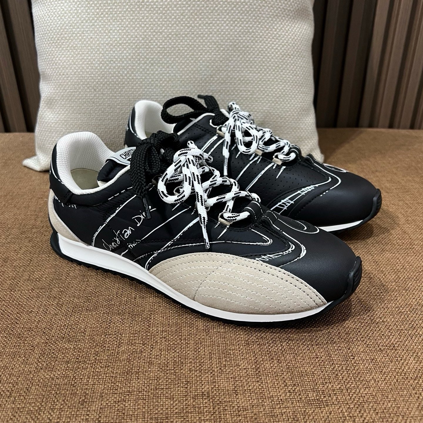 디올 디 스케치 스니커즈