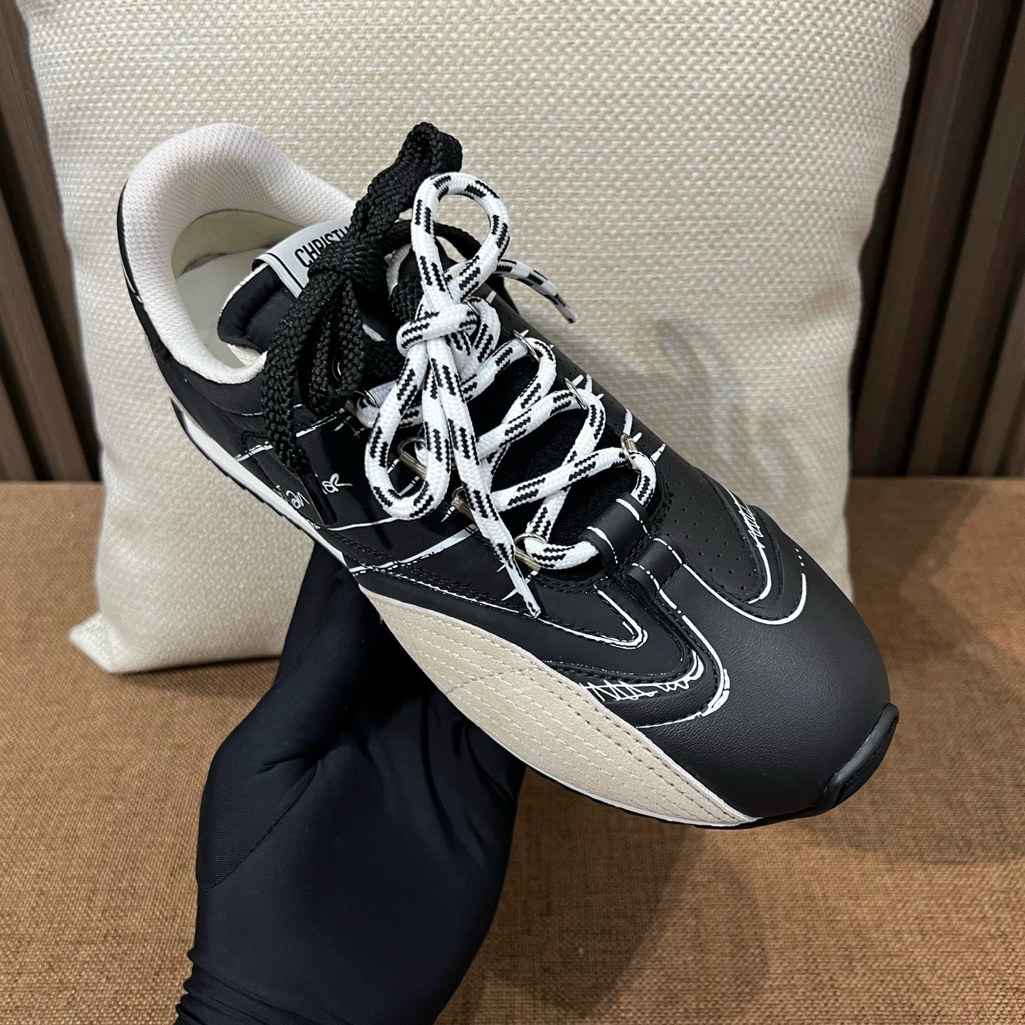 디올 디 스케치 스니커즈