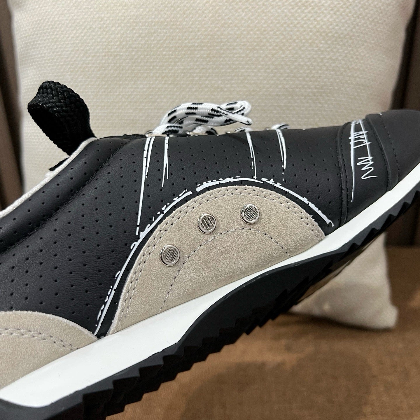 디올 디 스케치 스니커즈