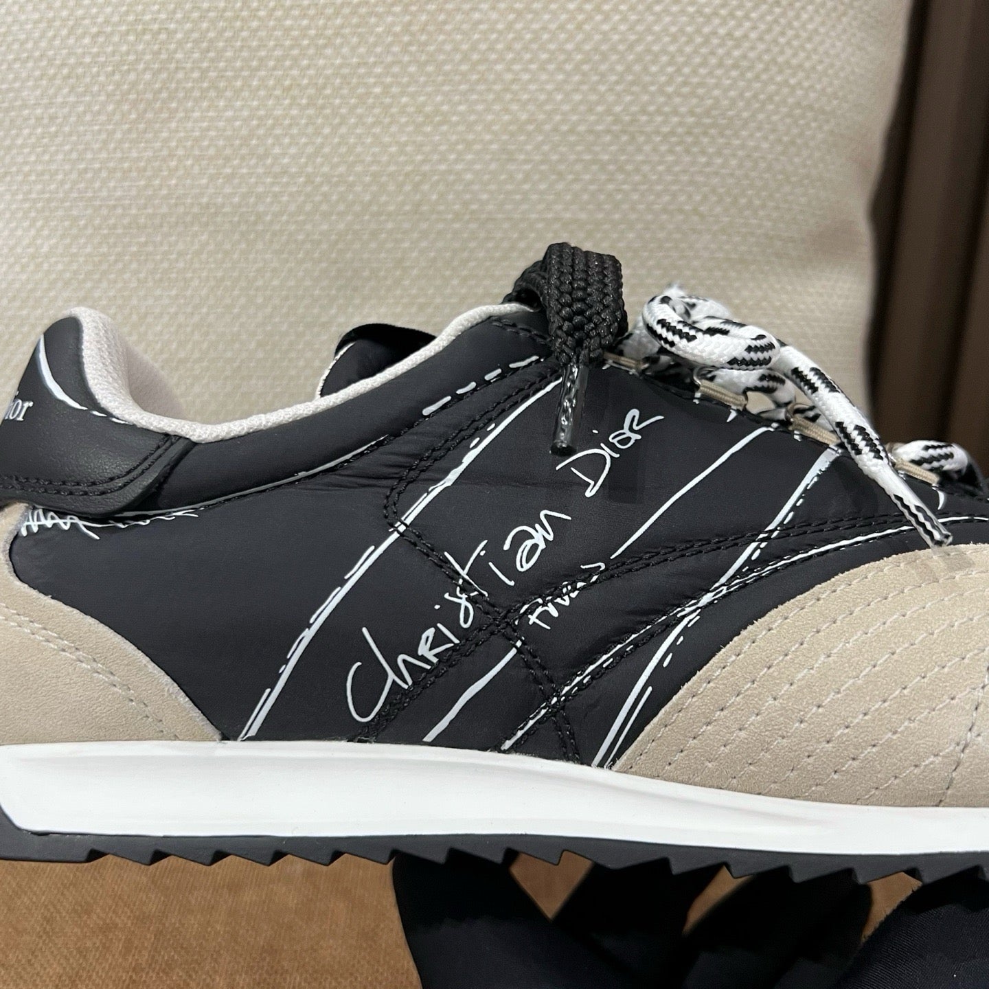 디올 디 스케치 스니커즈
