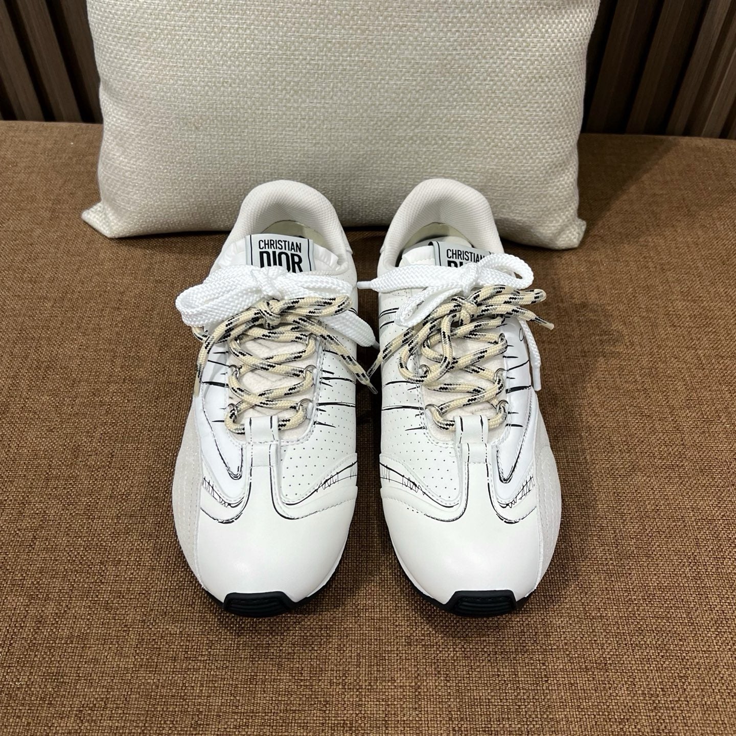 디올 디 스케치 스니커즈