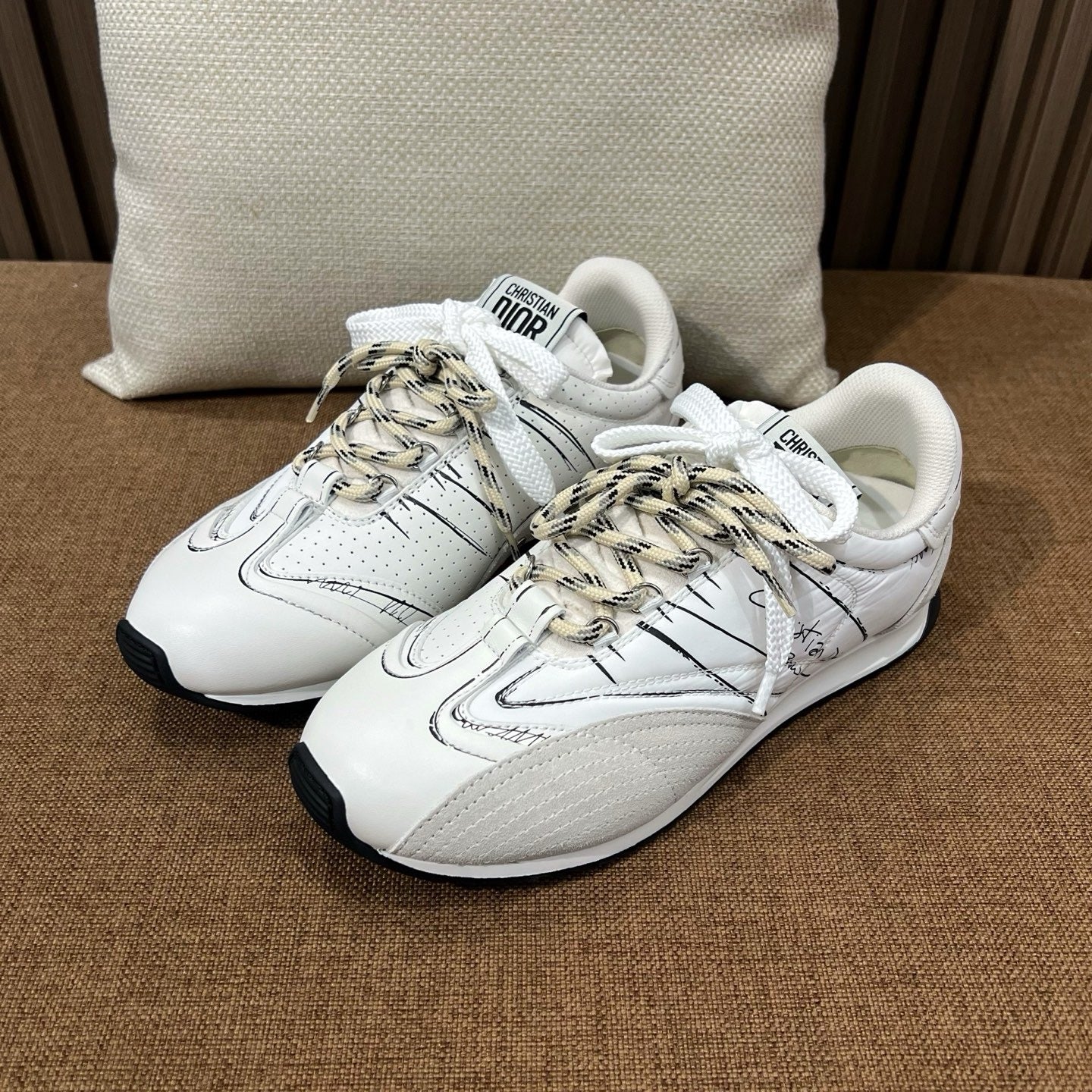 디올 디 스케치 스니커즈