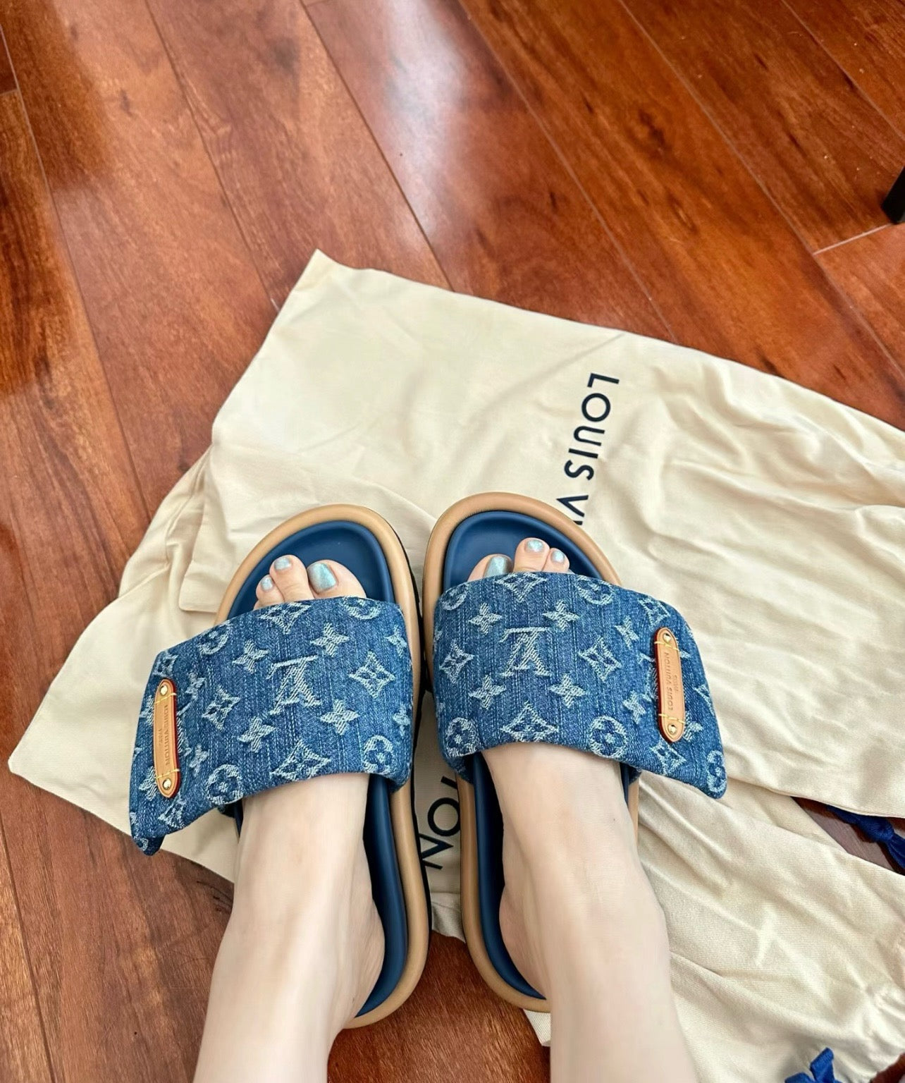 루이비통 풀 필로우 플랫 컴포트 뮬