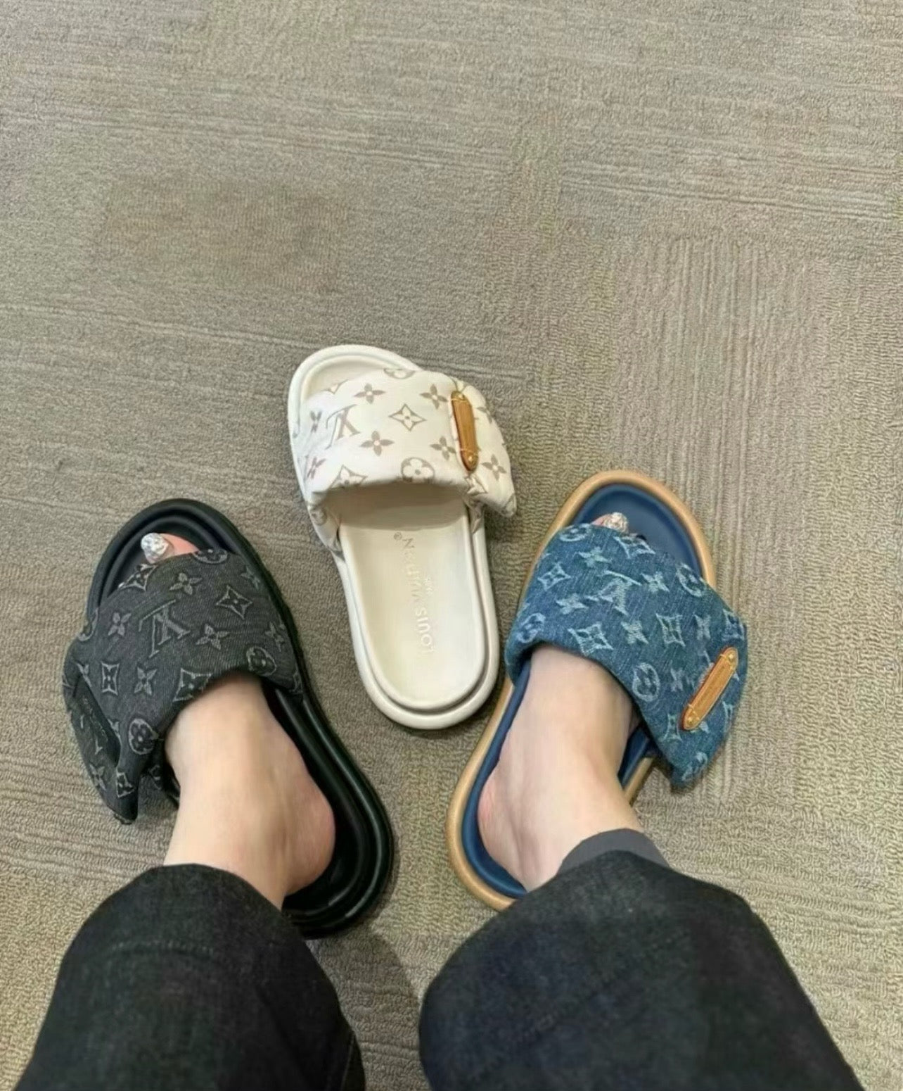 루이비통 풀 필로우 플랫 컴포트 뮬