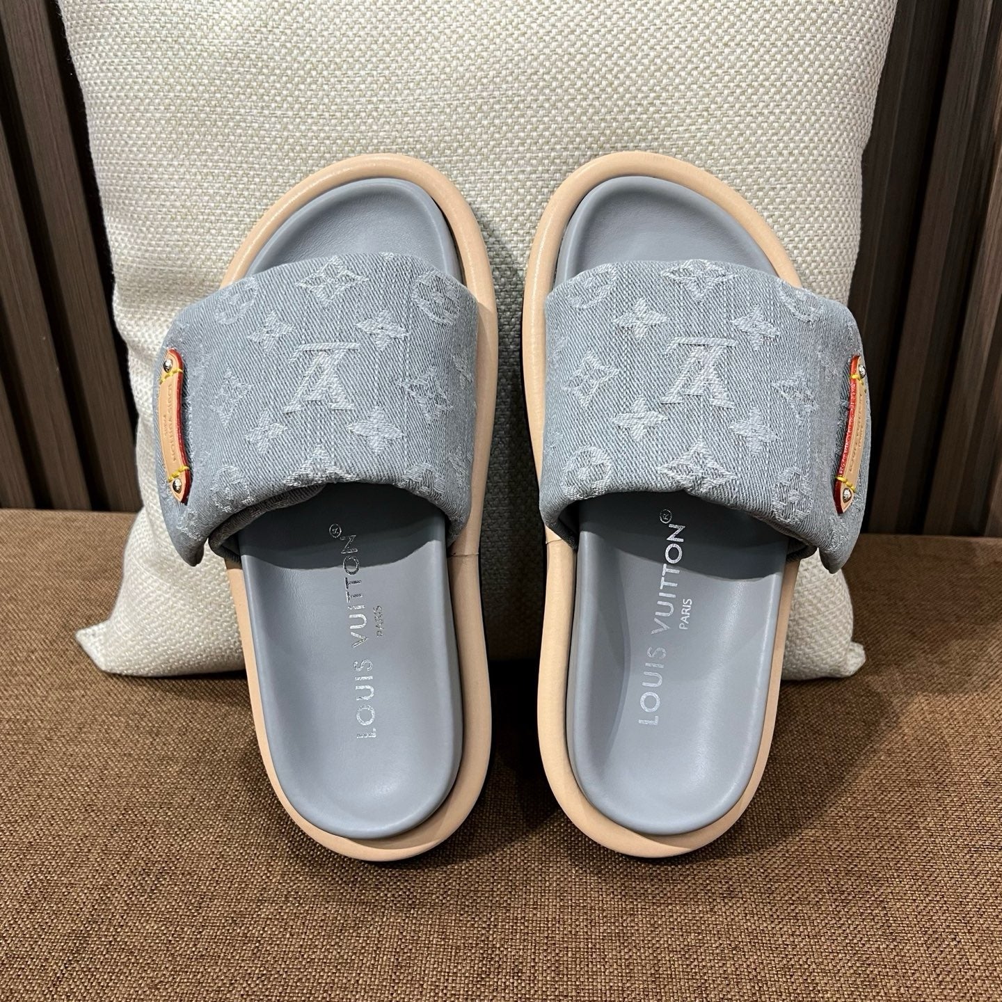 루이비통 풀 필로우 플랫 컴포트 뮬