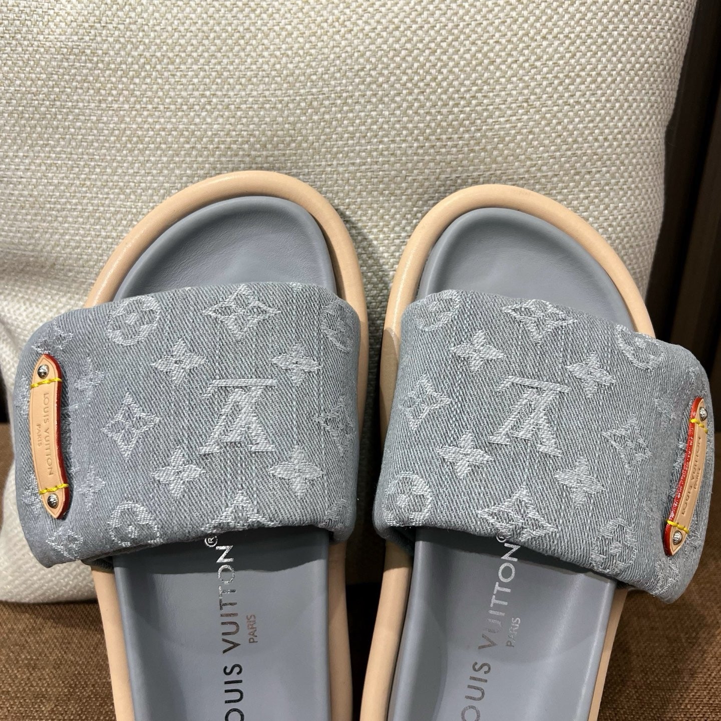 루이비통 풀 필로우 플랫 컴포트 뮬