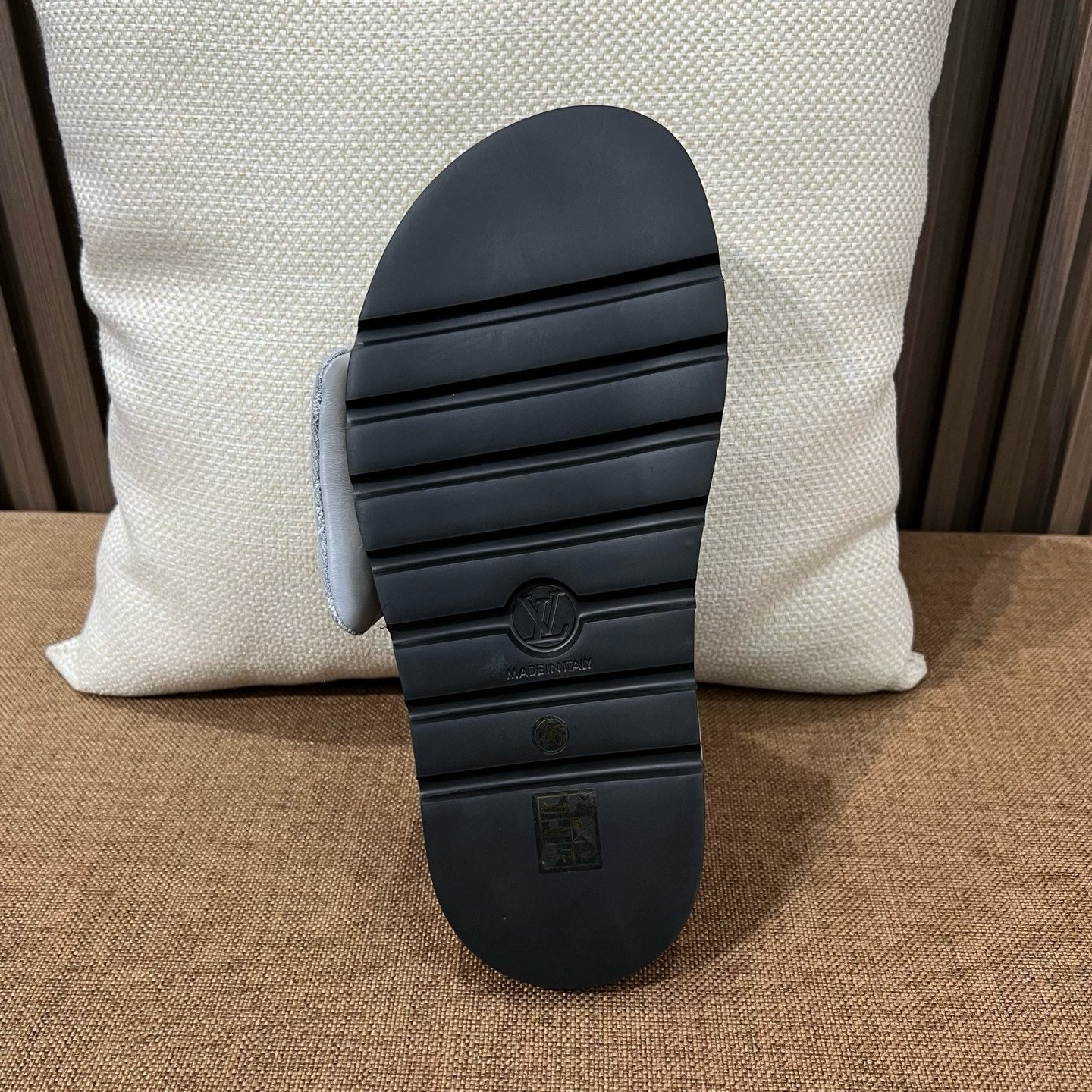 루이비통 풀 필로우 플랫 컴포트 뮬