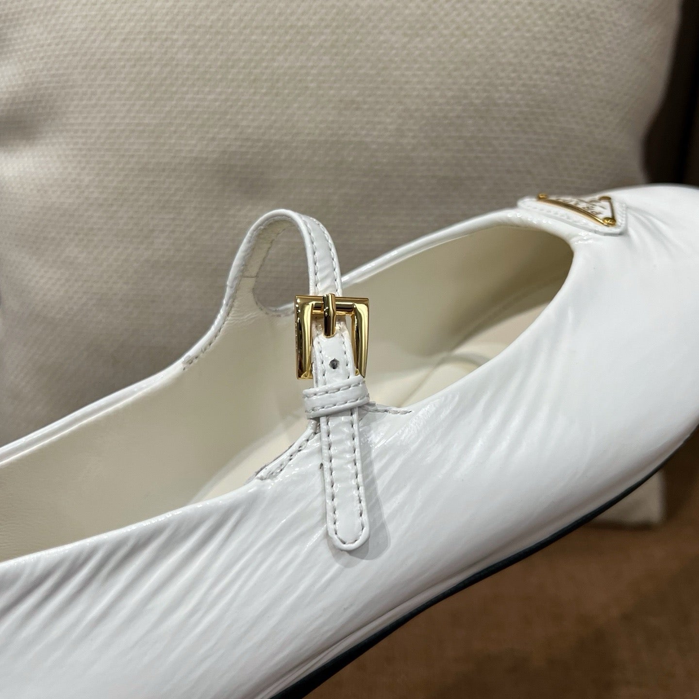 프라다 삼각로고  메리제인 플랫