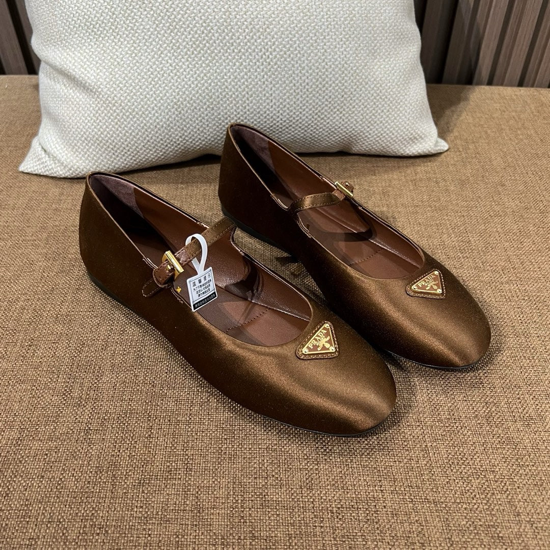 프라다 삼각로고  메리제인 플랫