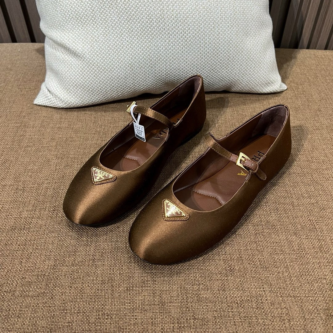 프라다 삼각로고  메리제인 플랫
