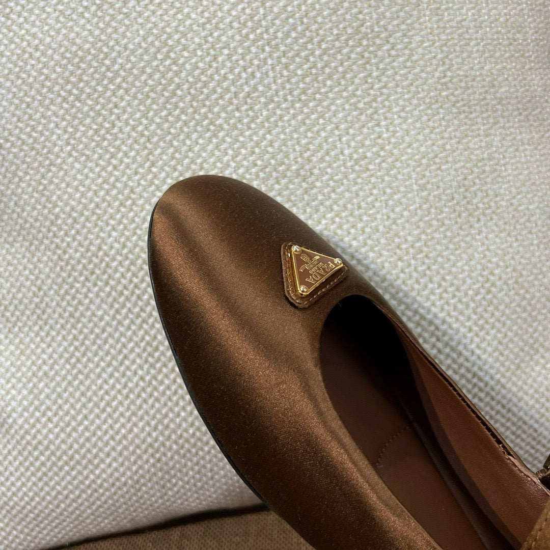 프라다 삼각로고  메리제인 플랫