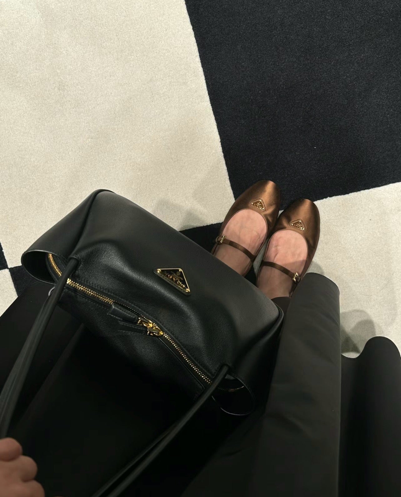 프라다 삼각로고  메리제인 플랫