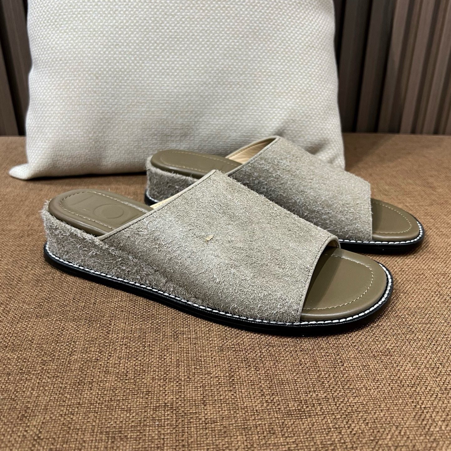 로에베 뮬러 슬라이드