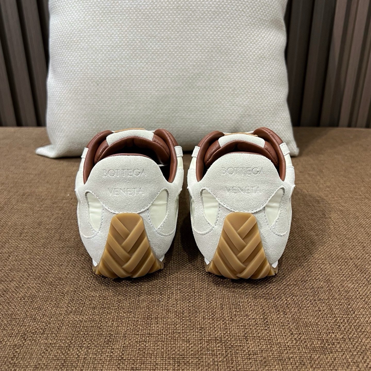 보테가베네타 오르빗 플래시 스웨이드 트리밍 스니커즈