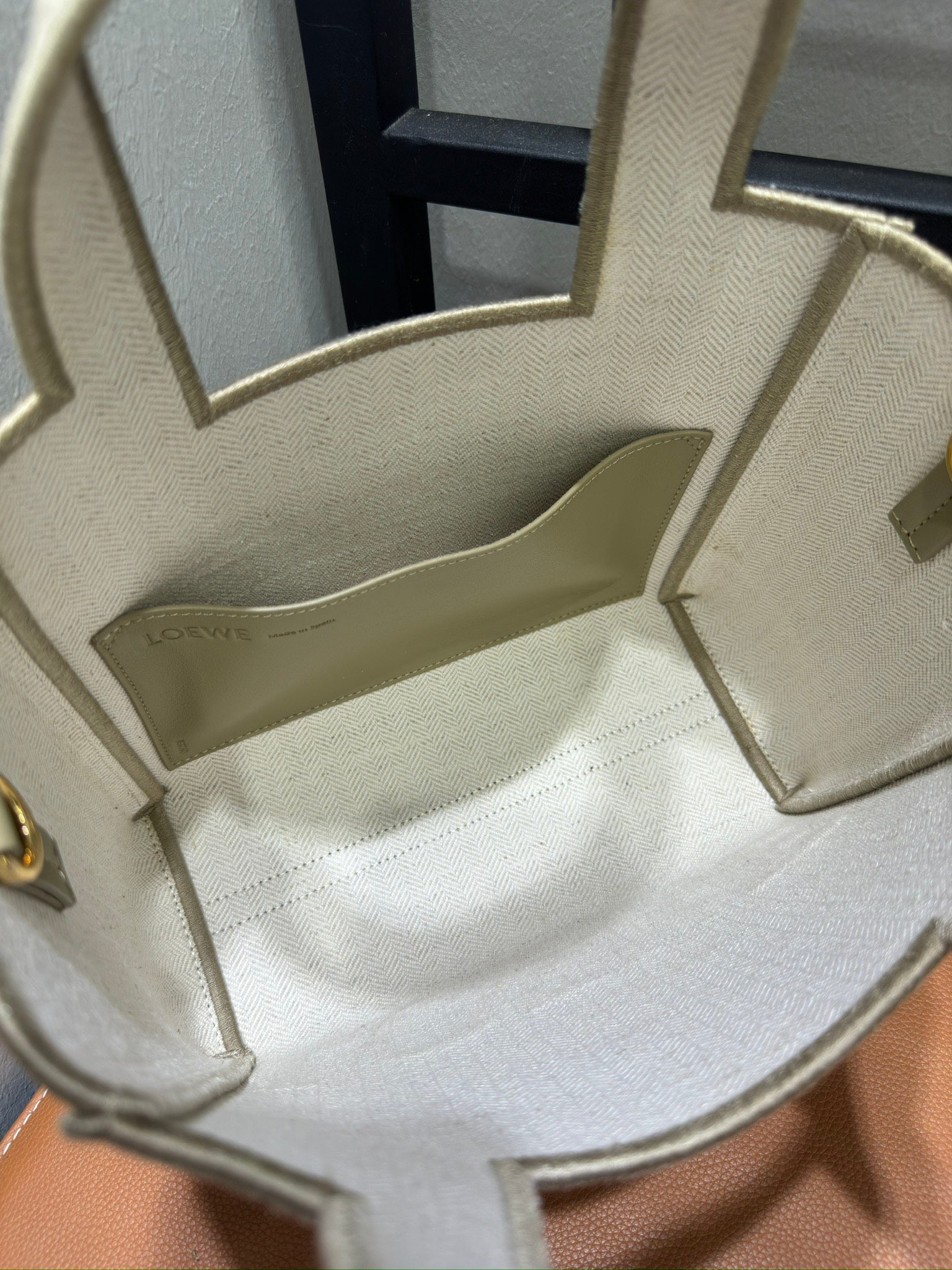 로에베 라탄 폰트 토트백 미디움