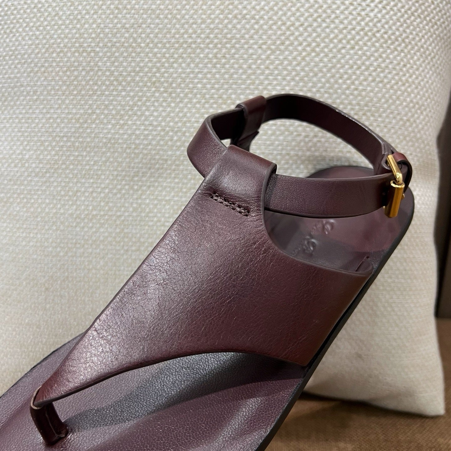 로로피아나 싱글 토 샌들