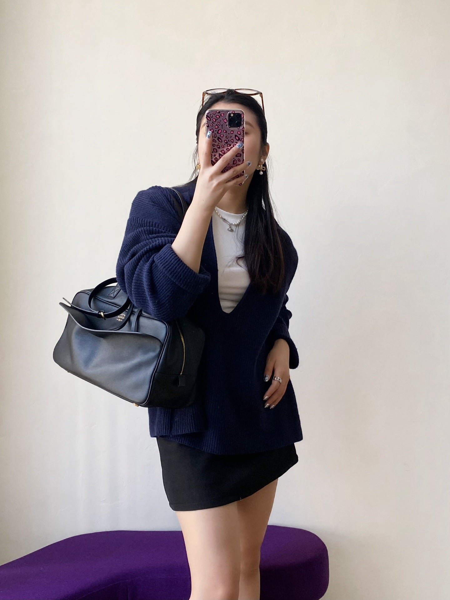 발렌시아가 캐리 레더 미디움 볼링백
