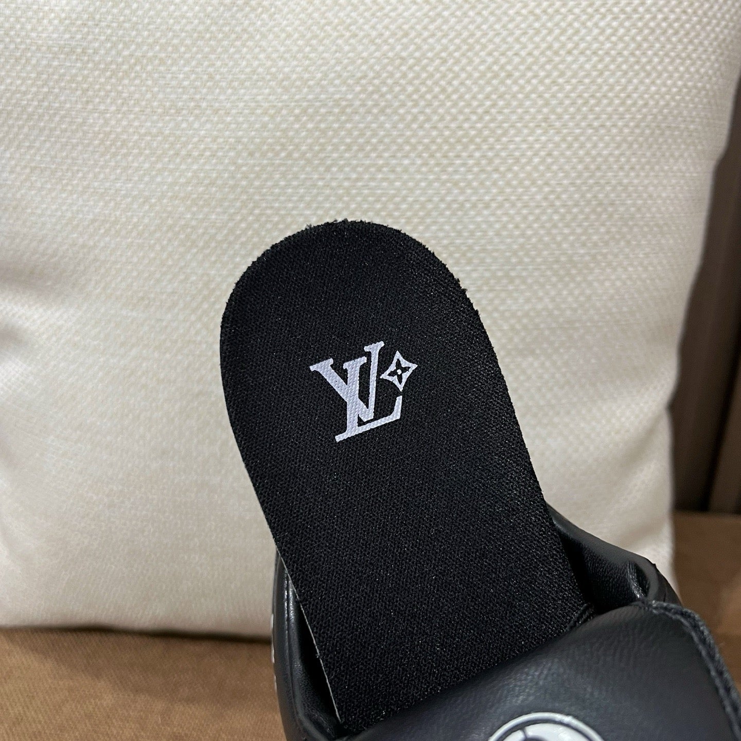 루이비통 LV 풋 프린트 사커 스니커즈