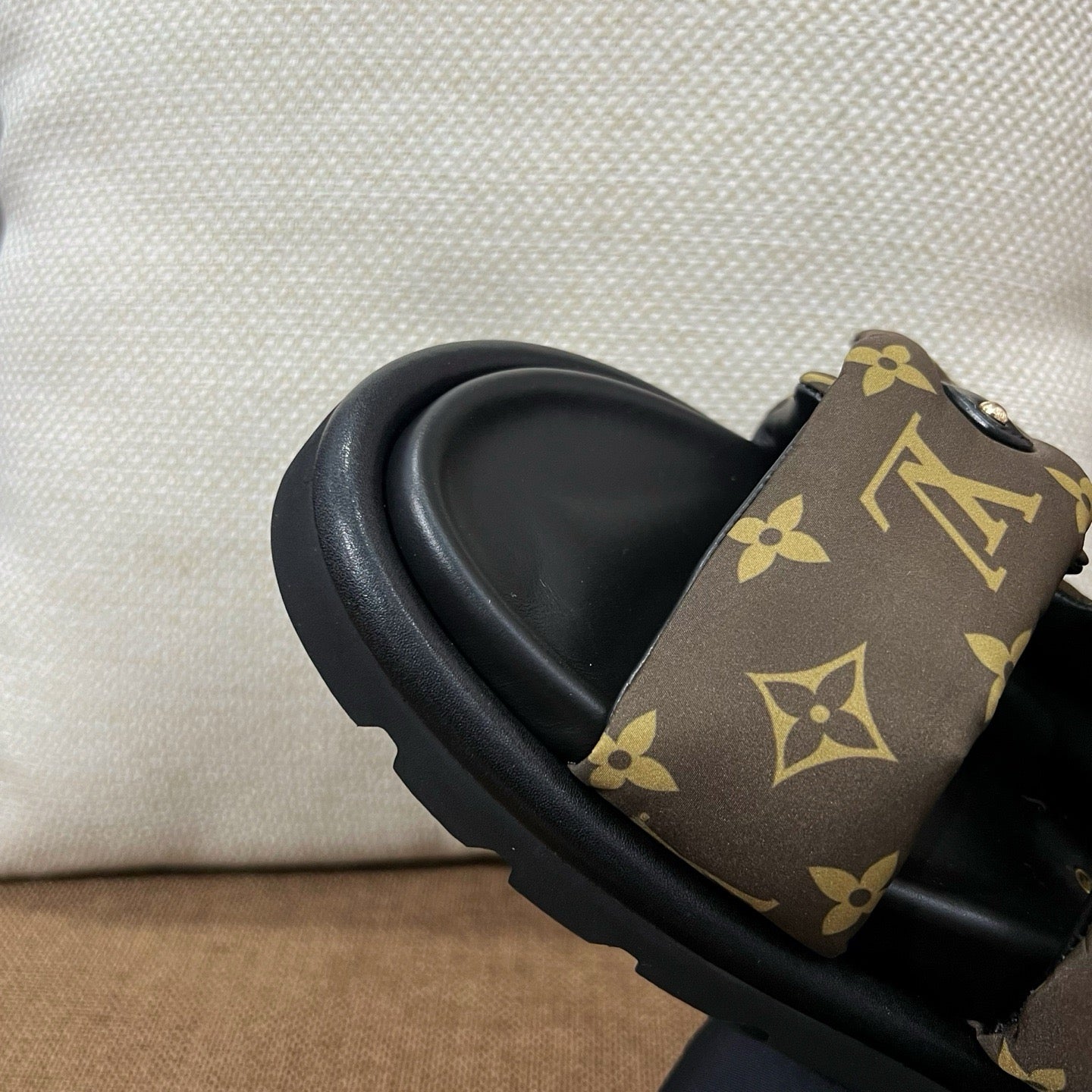 루이비통 풀 필로우 컴포트 뮬