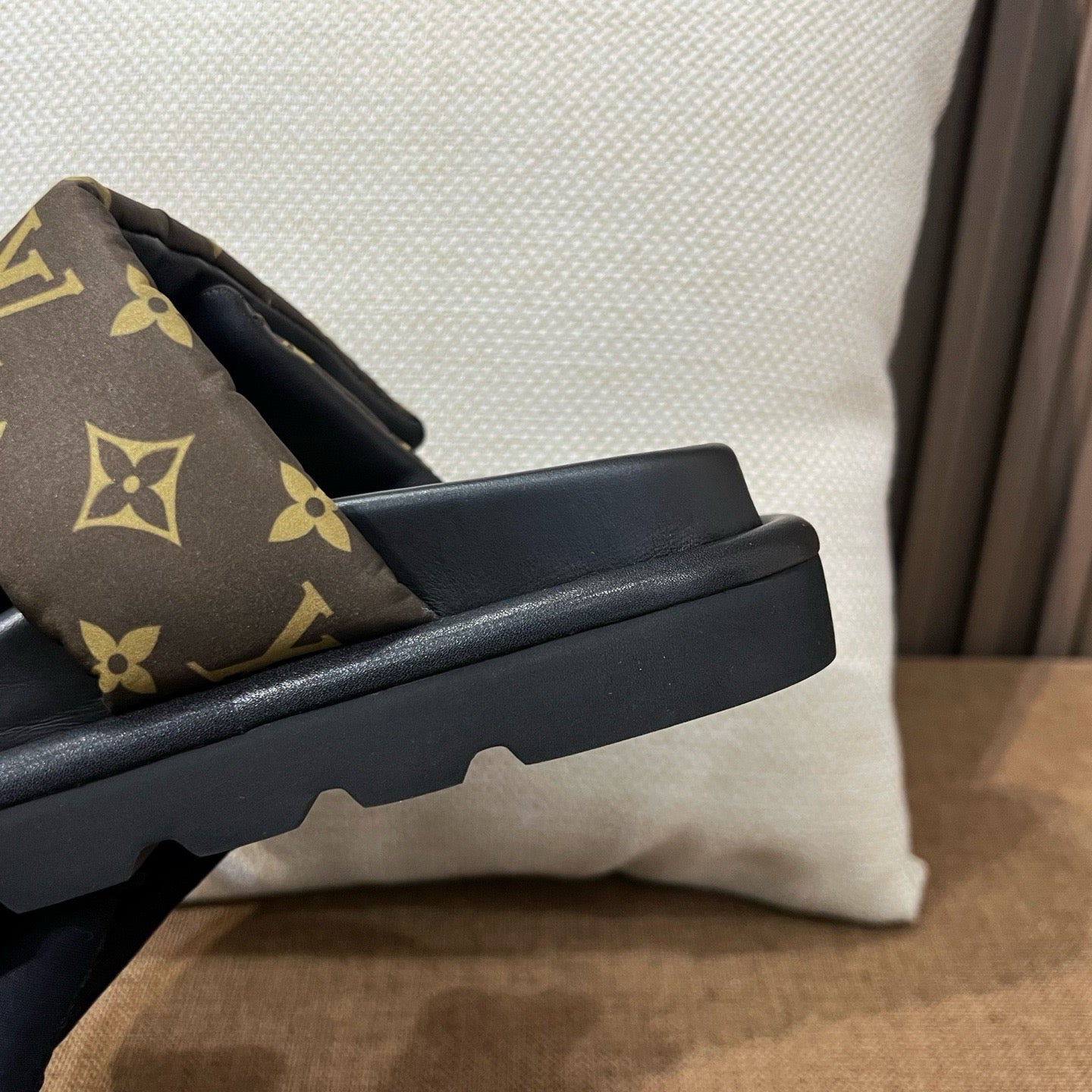 루이비통 풀 필로우 컴포트 뮬