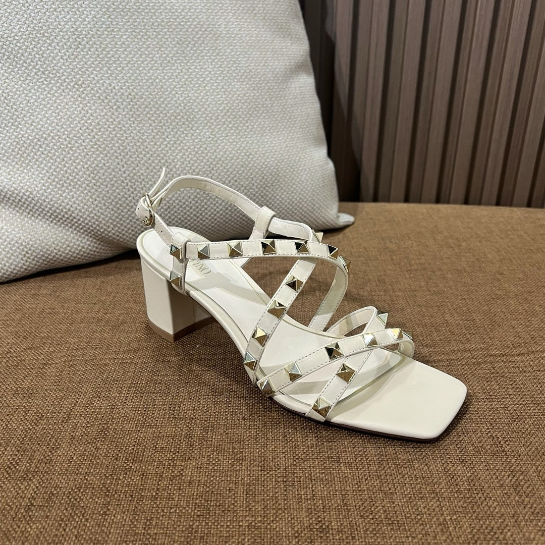 발렌티노 스터드 스트랩 샌들