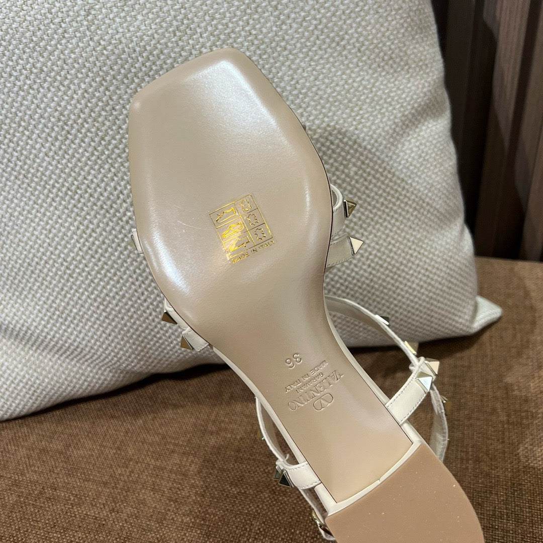 발렌티노 스터드 스트랩 샌들