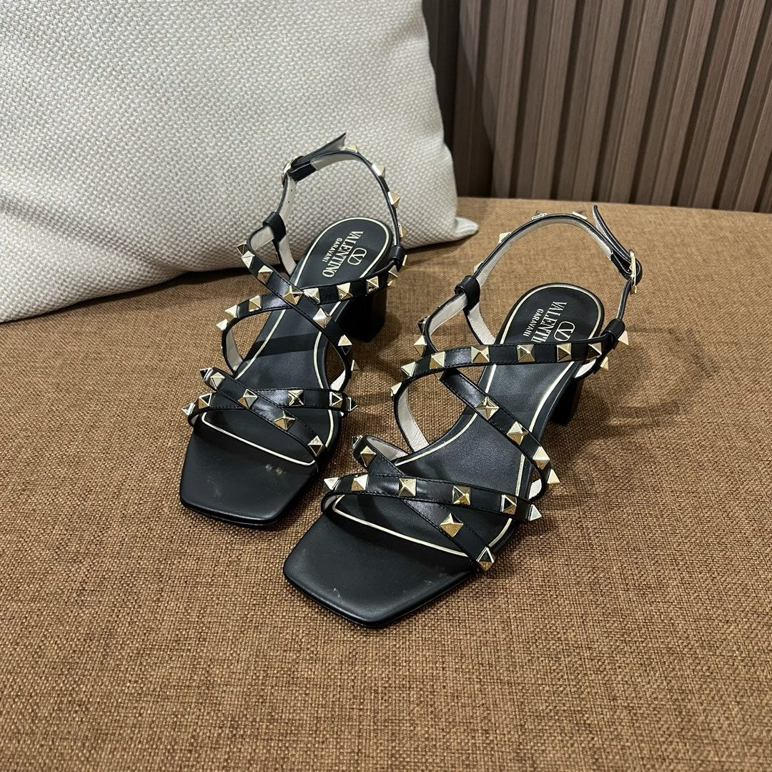 발렌티노 스터드 스트랩 샌들