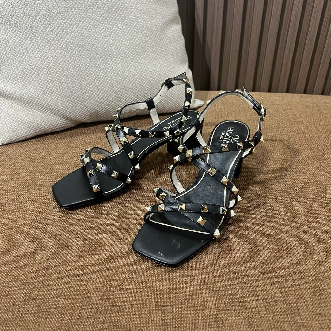 발렌티노 스터드 스트랩 샌들