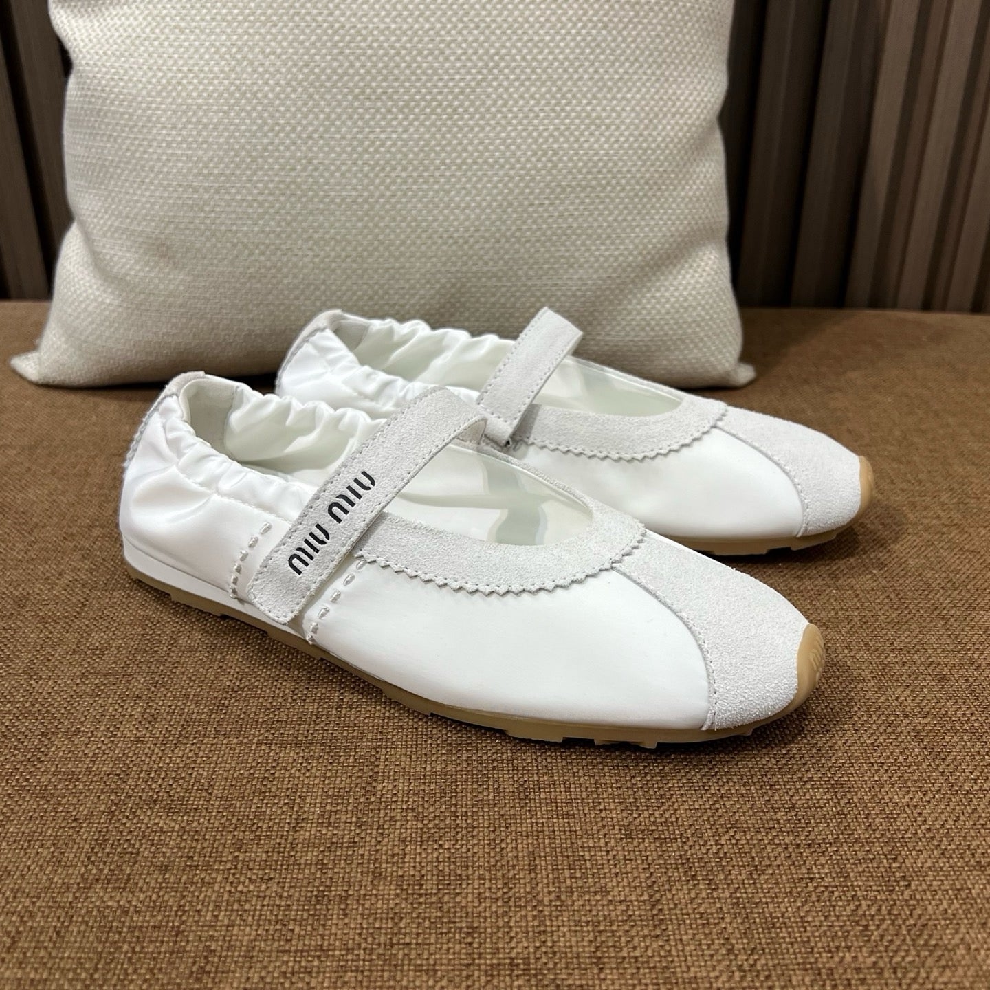 미우미우 블리치드 나파 가죽 발레리나