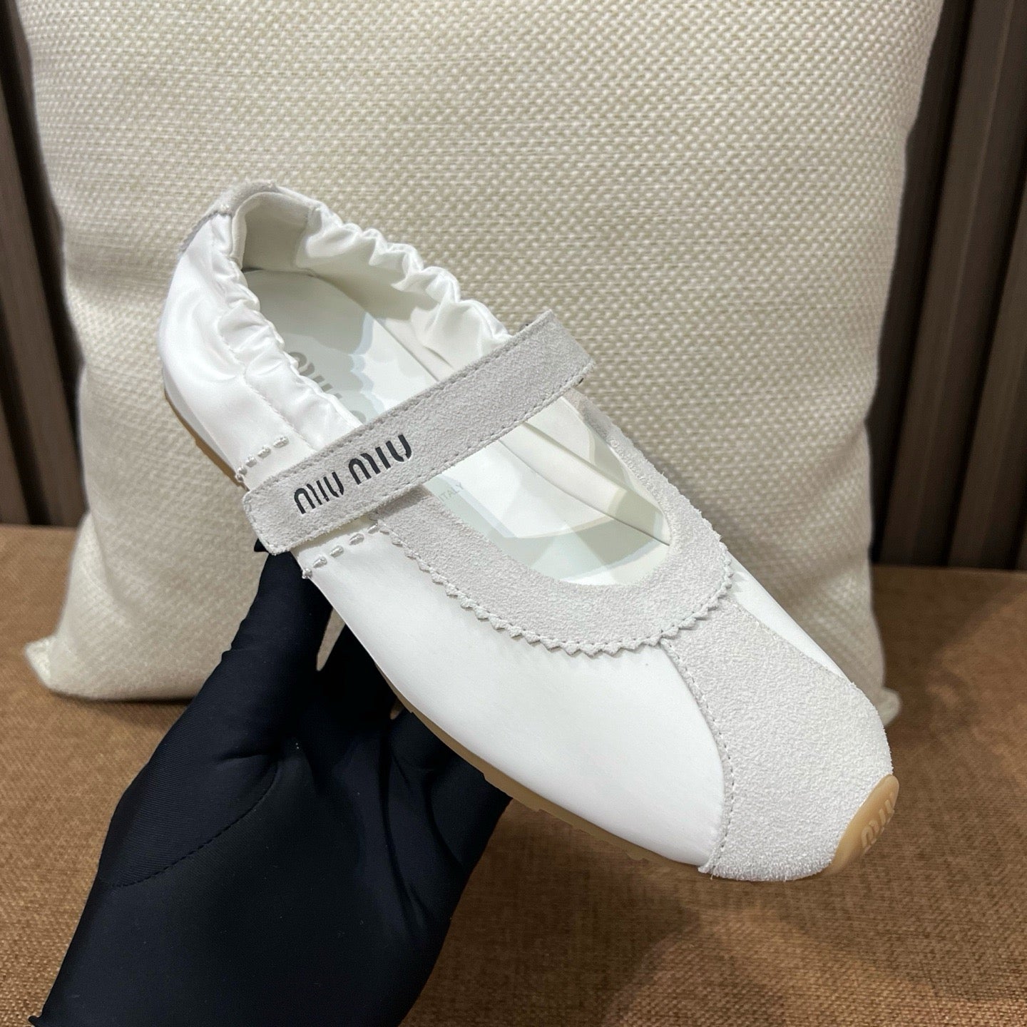 미우미우 블리치드 나파 가죽 발레리나