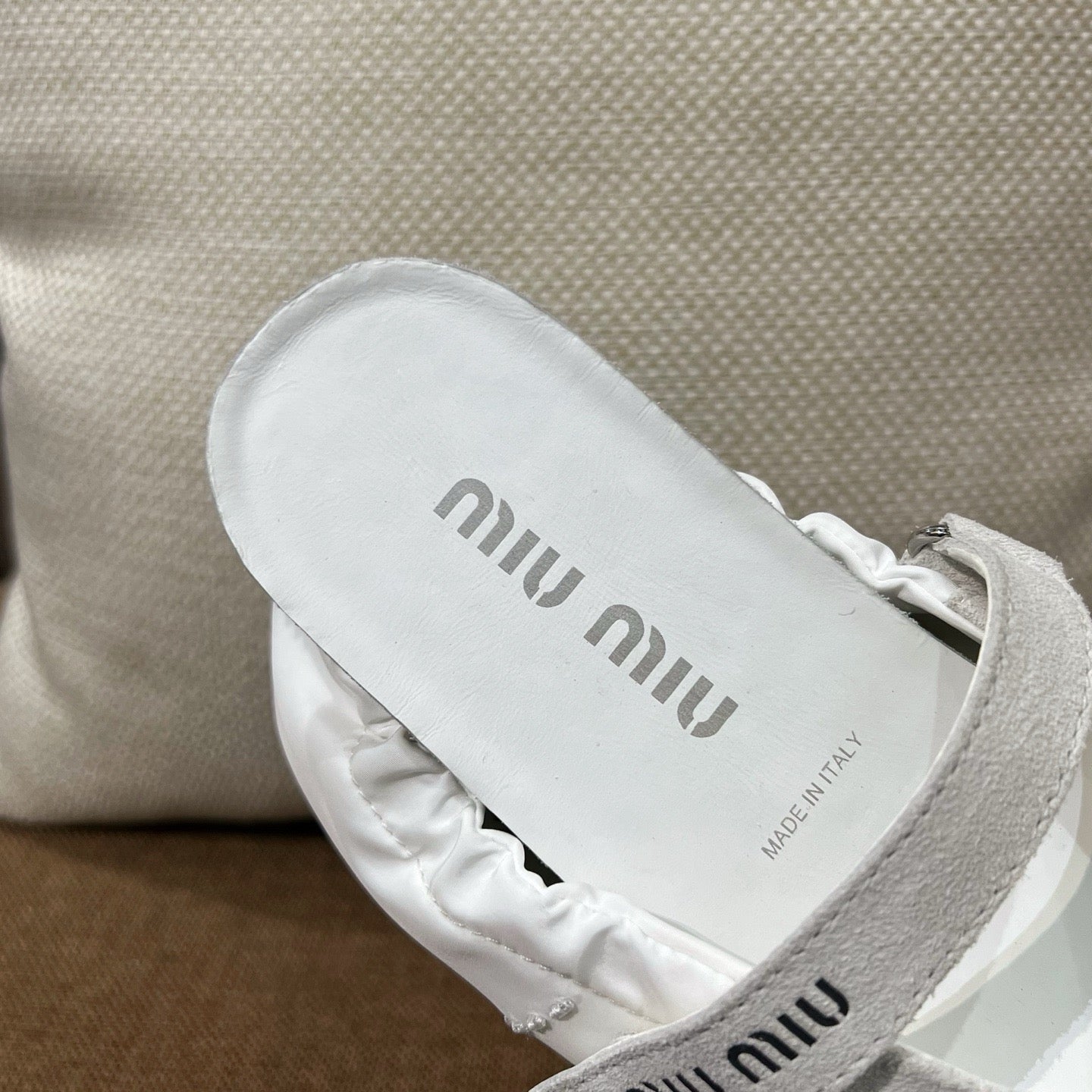 미우미우 블리치드 나파 가죽 발레리나