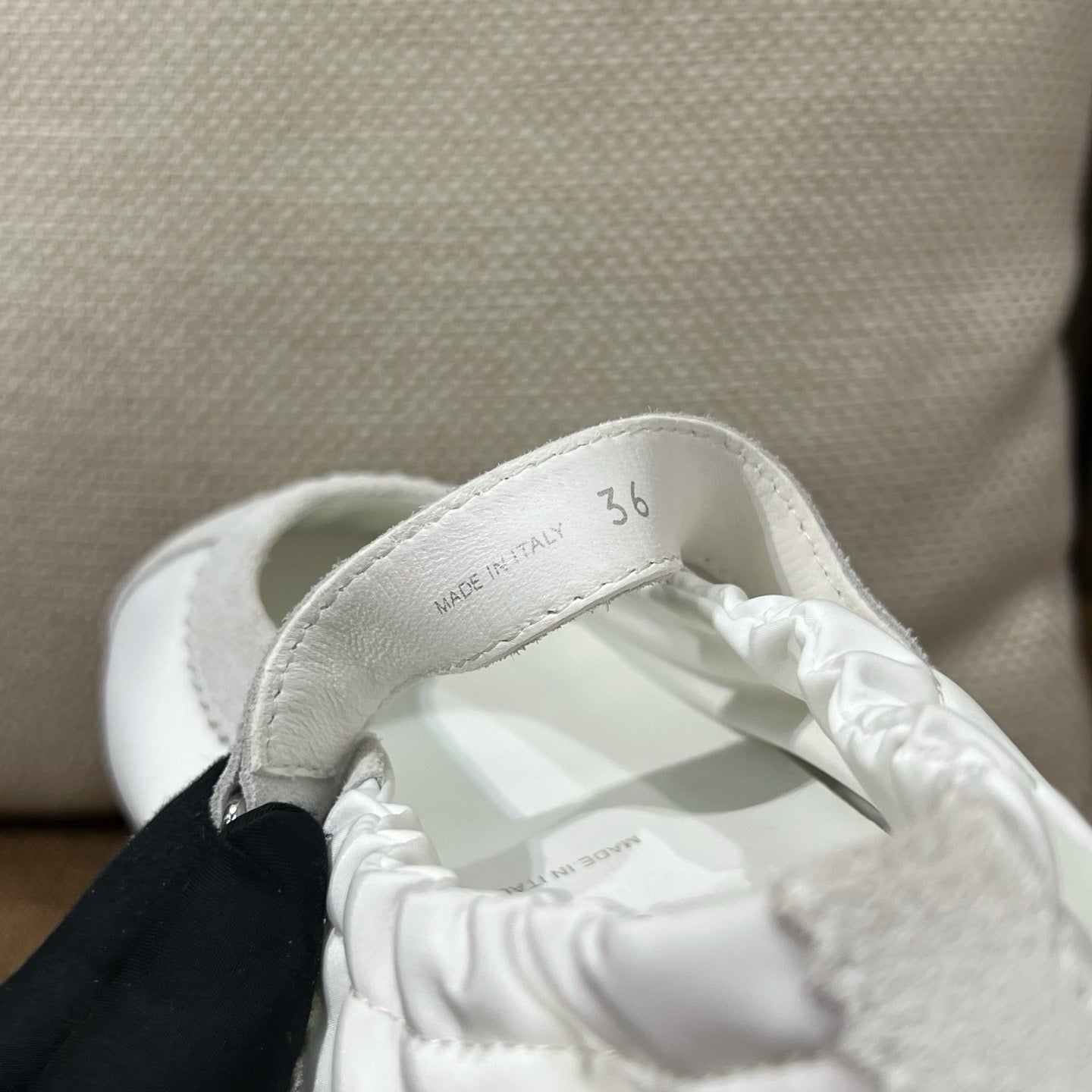 미우미우 블리치드 나파 가죽 발레리나