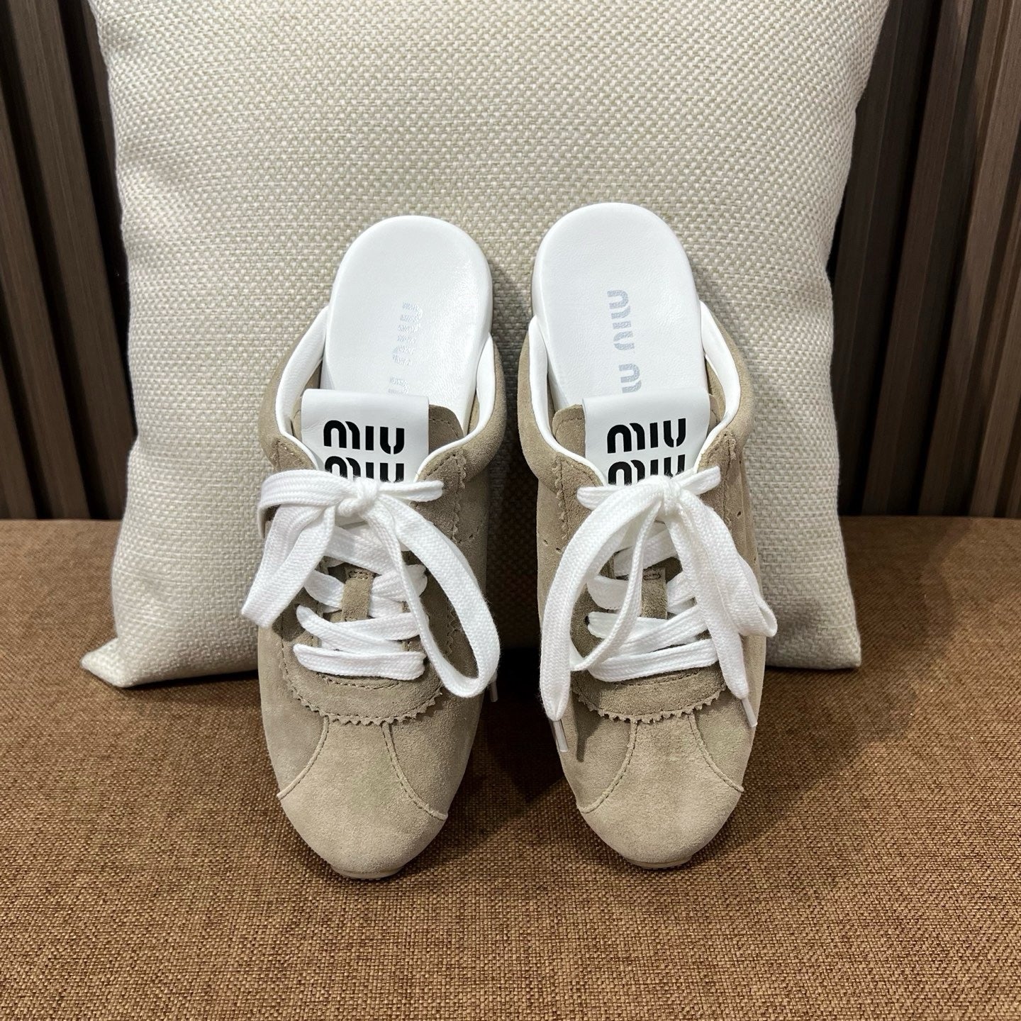 미우미우 플룸 스웨이드 뮬