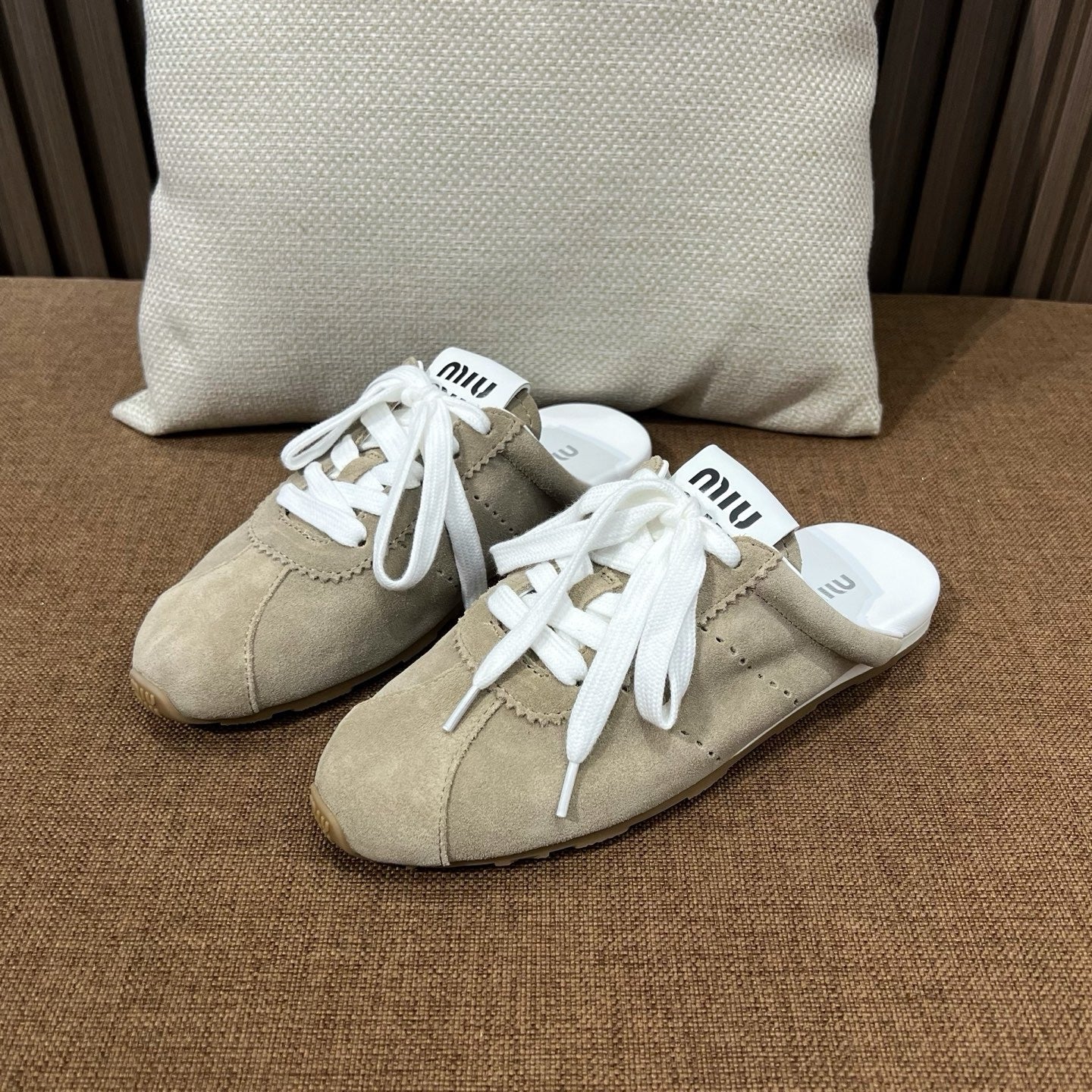 미우미우 플룸 스웨이드 뮬