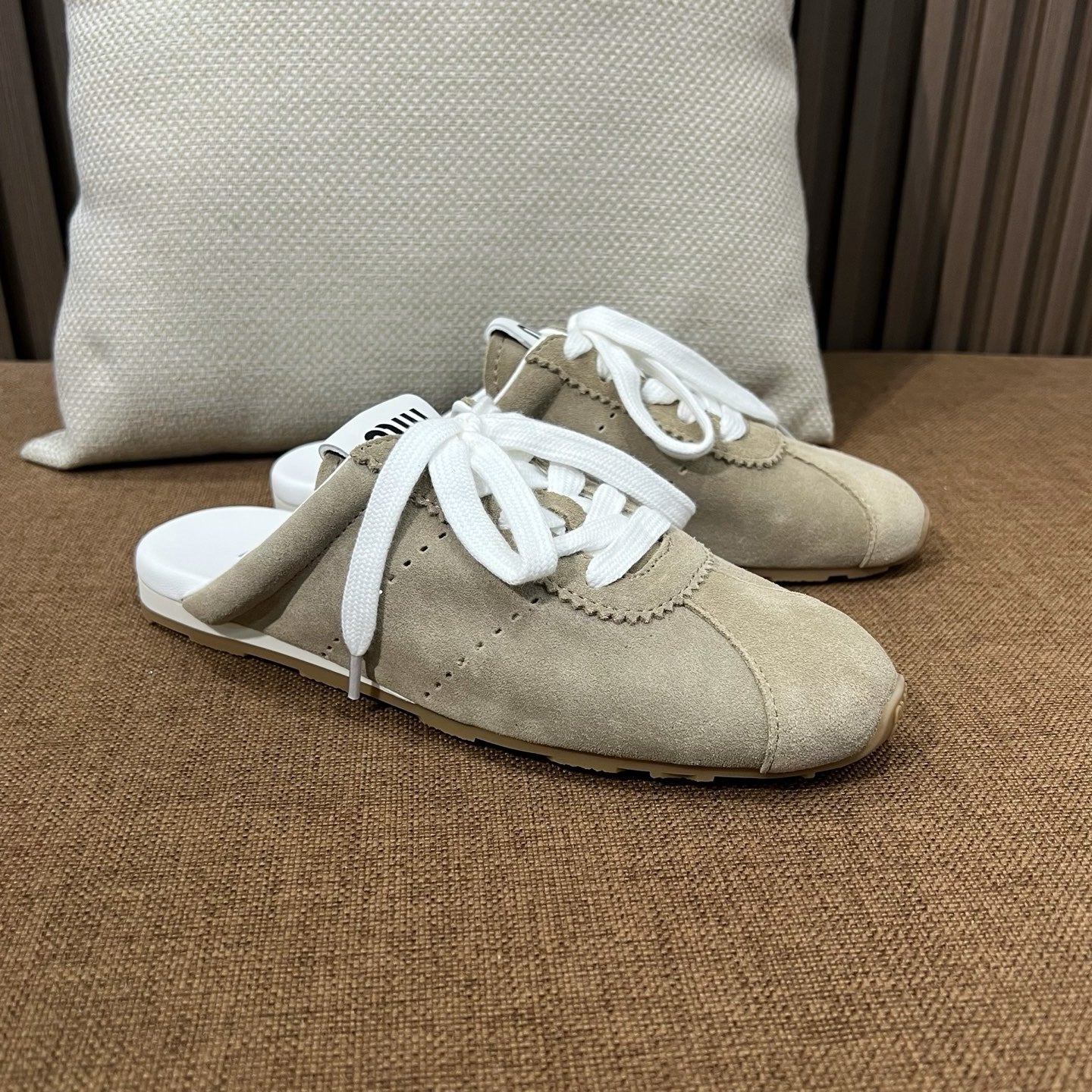 미우미우 플룸 스웨이드 뮬