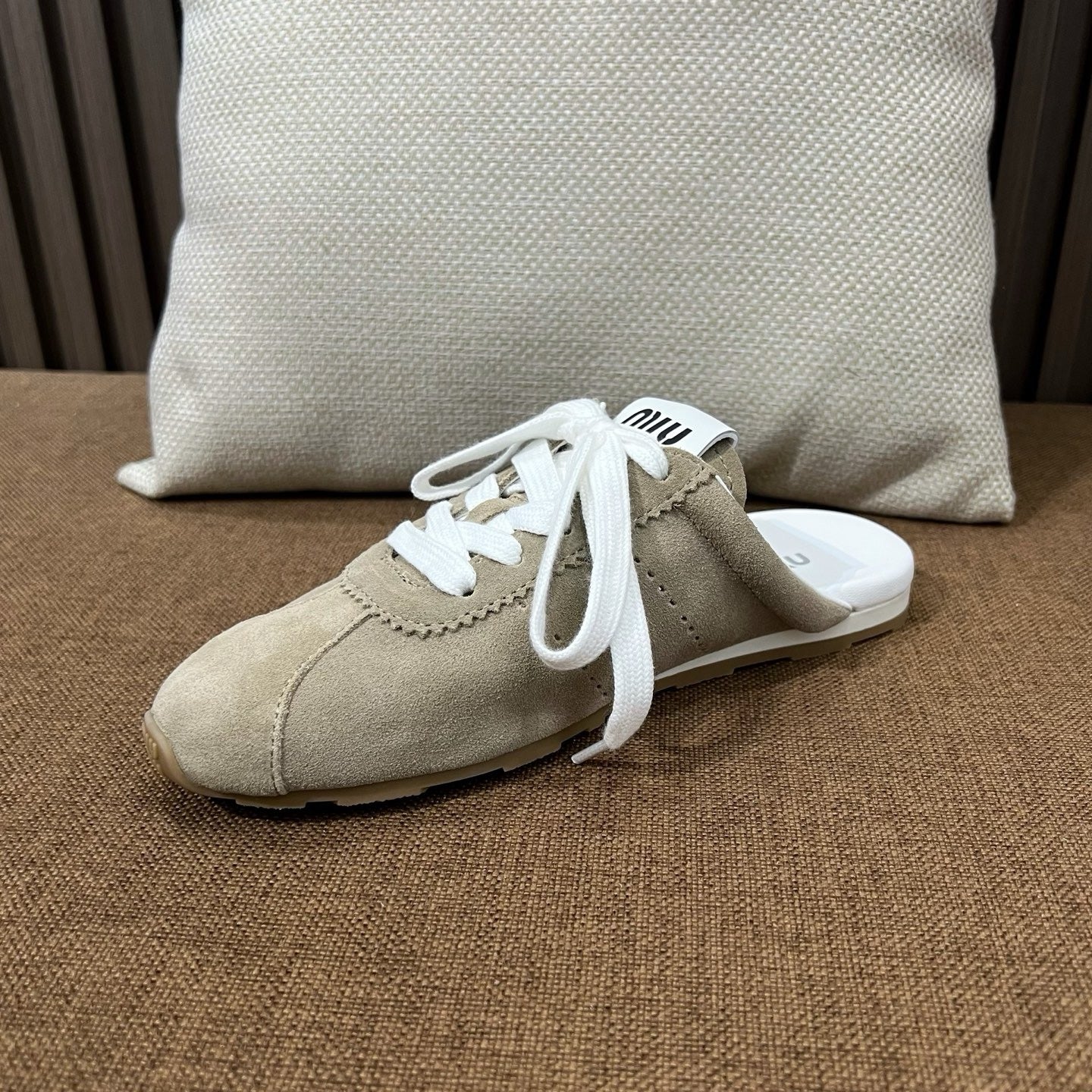 미우미우 플룸 스웨이드 뮬