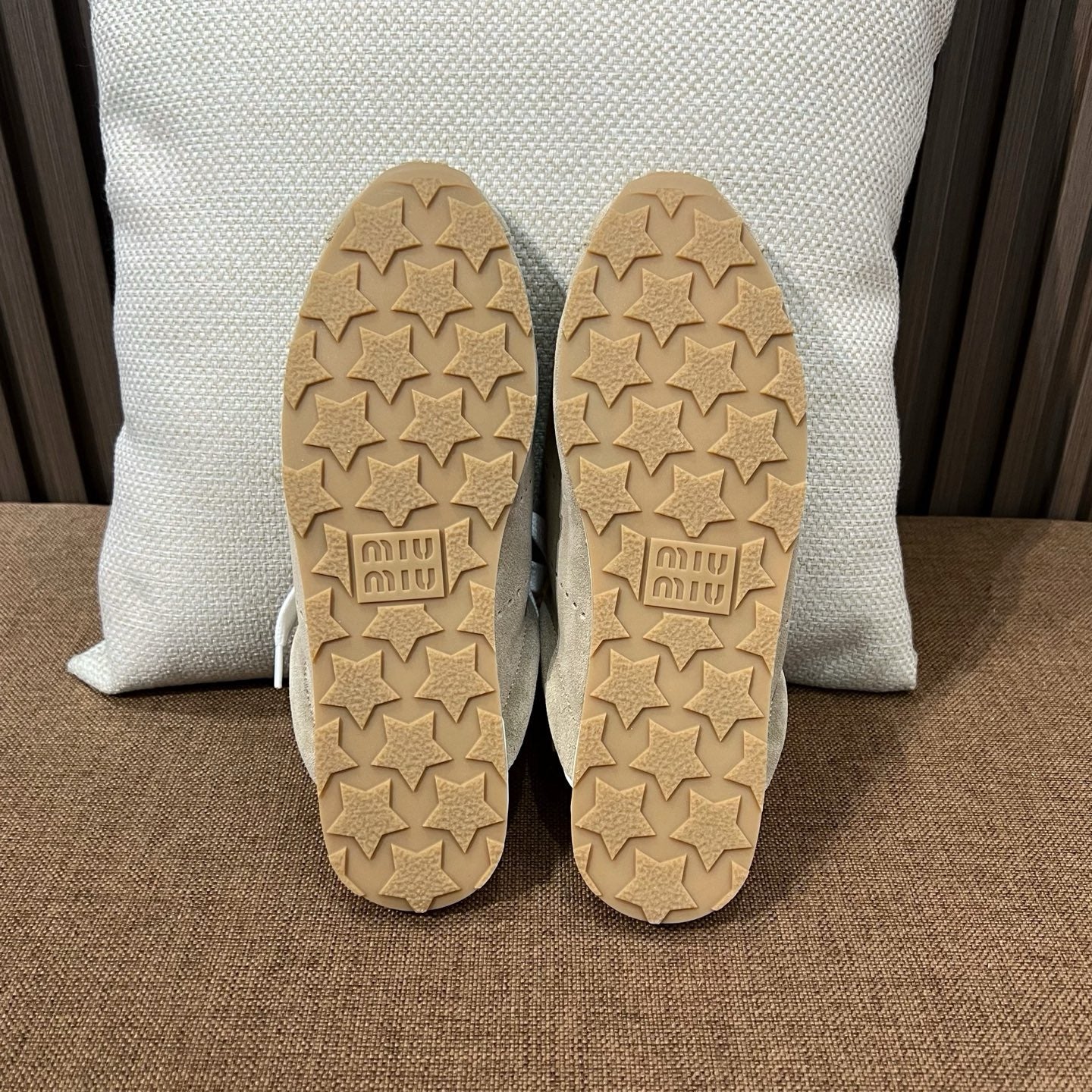 미우미우 플룸 스웨이드 뮬