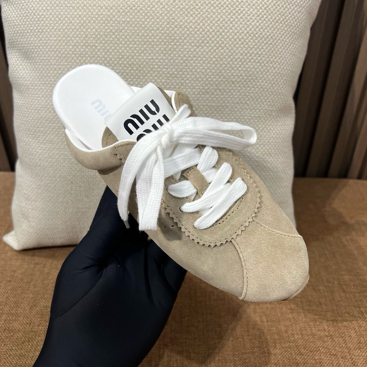 미우미우 플룸 스웨이드 뮬