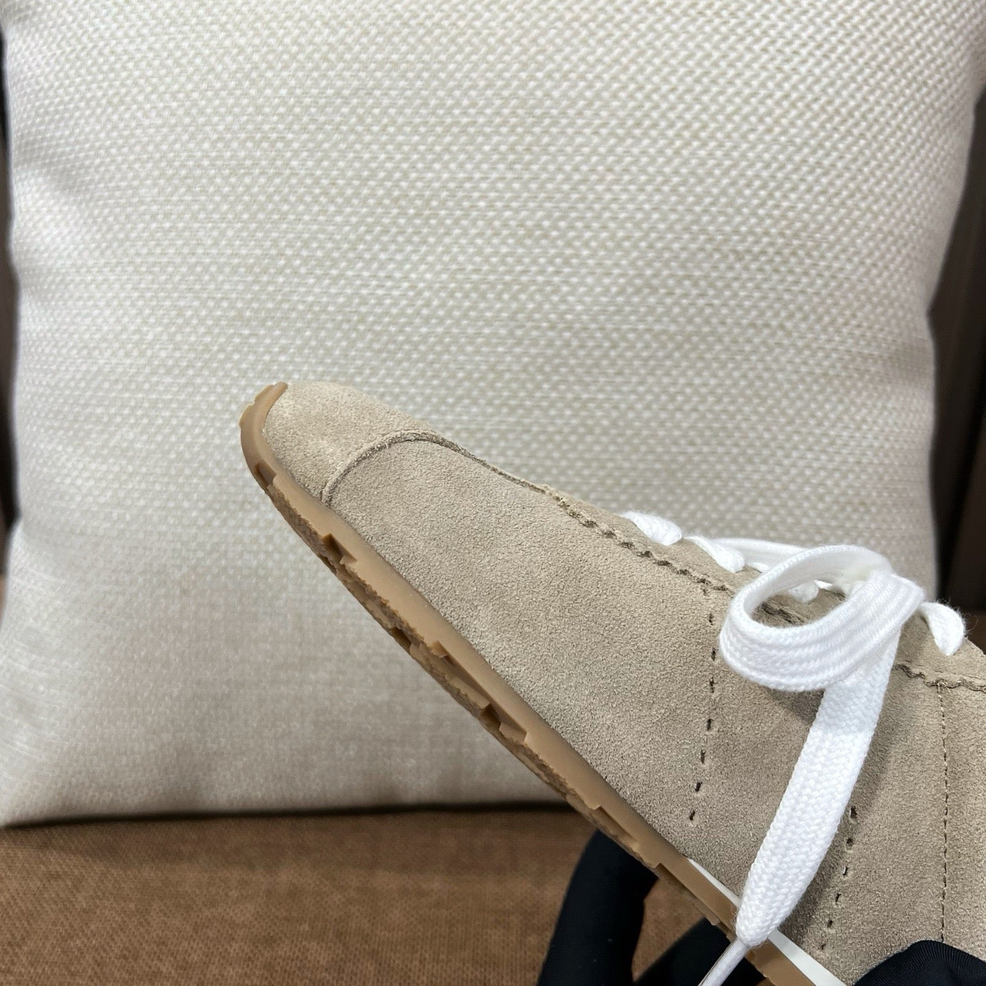 미우미우 플룸 스웨이드 뮬