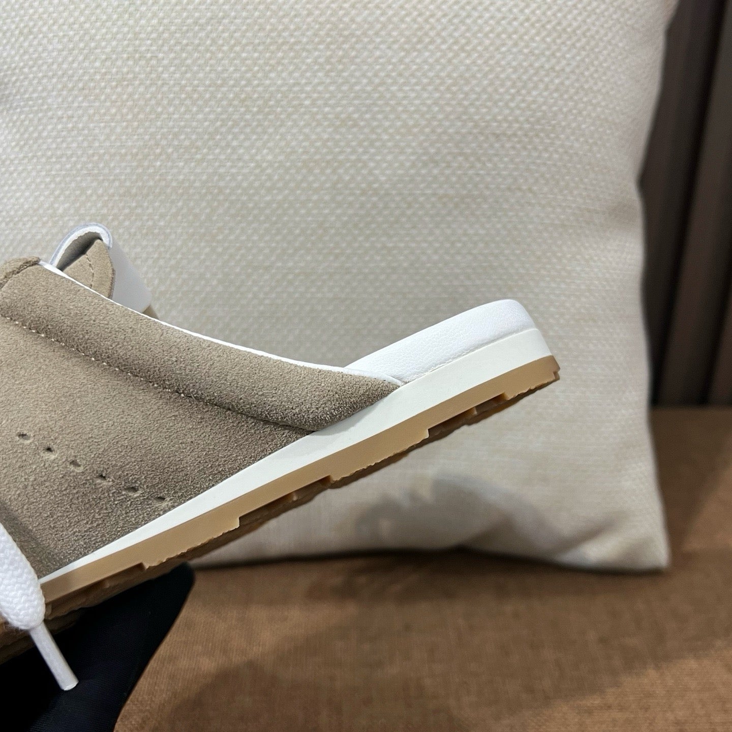 미우미우 플룸 스웨이드 뮬