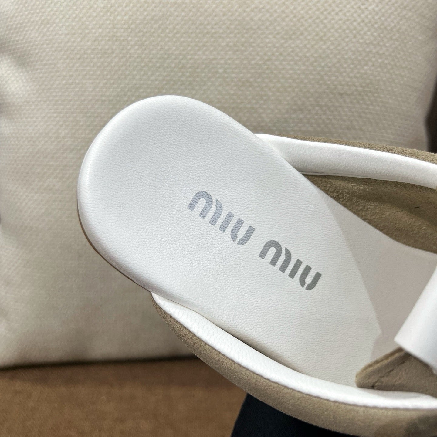 미우미우 플룸 스웨이드 뮬