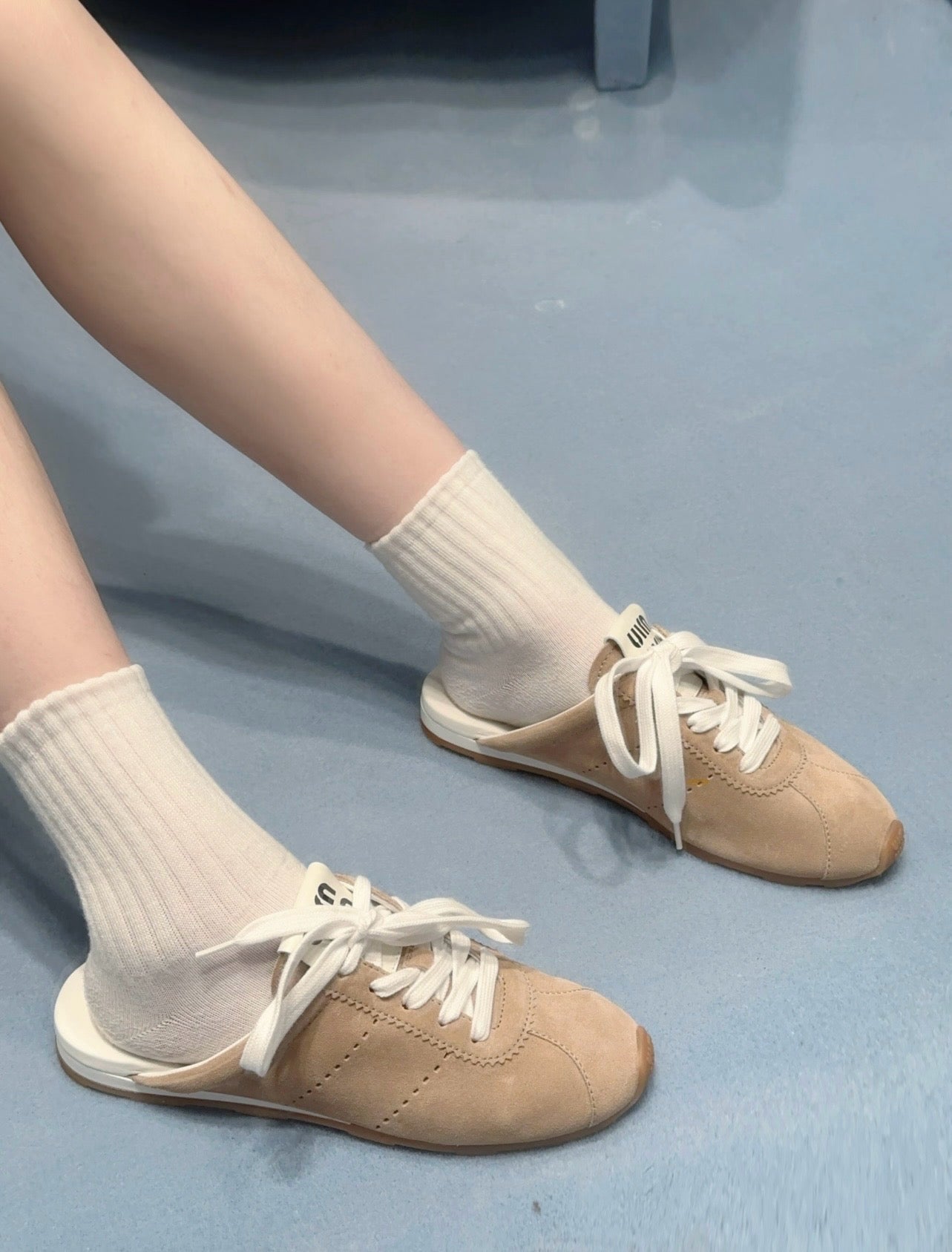 미우미우 플룸 스웨이드 뮬