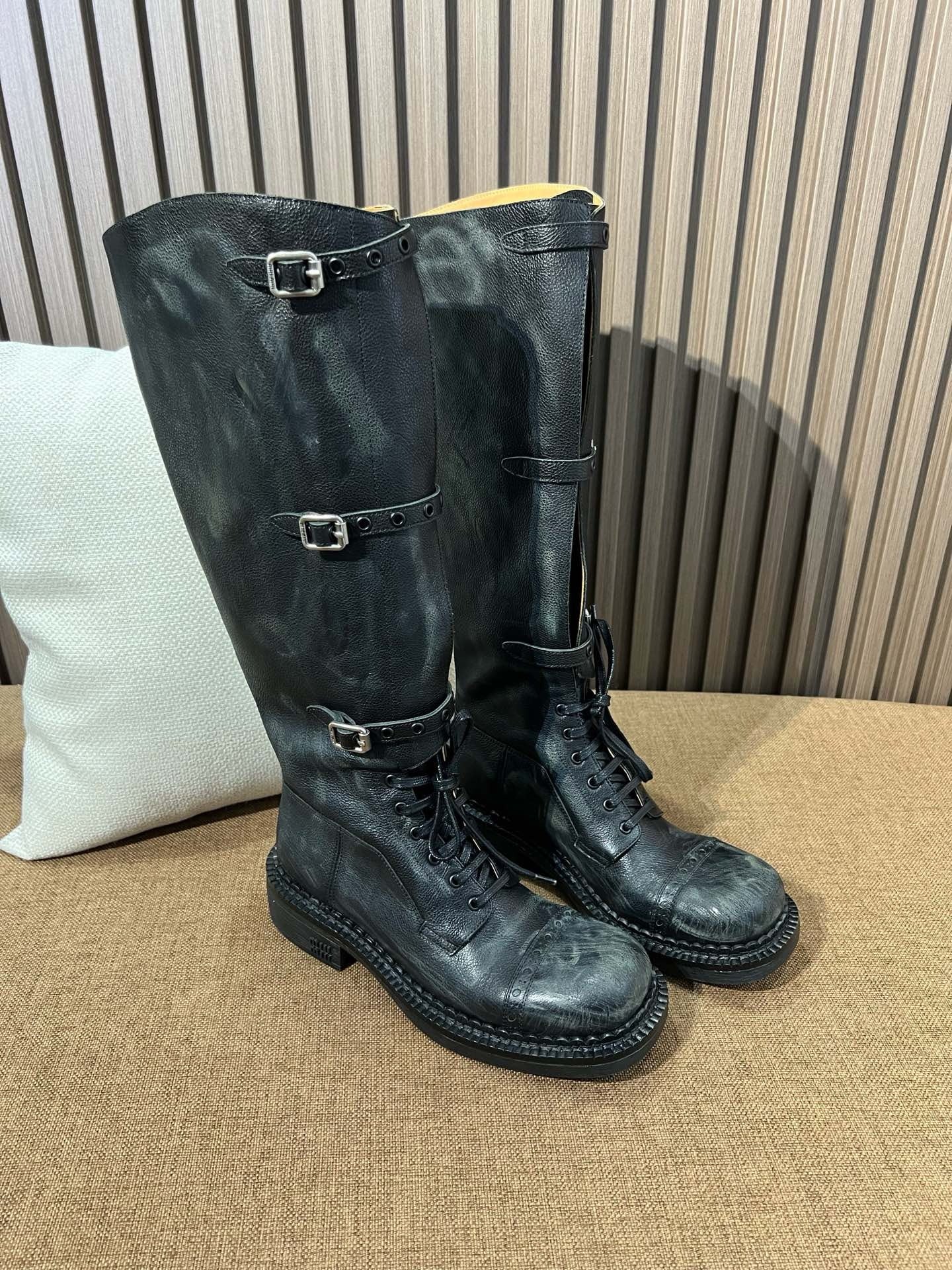 미우미우 가죽 부츠