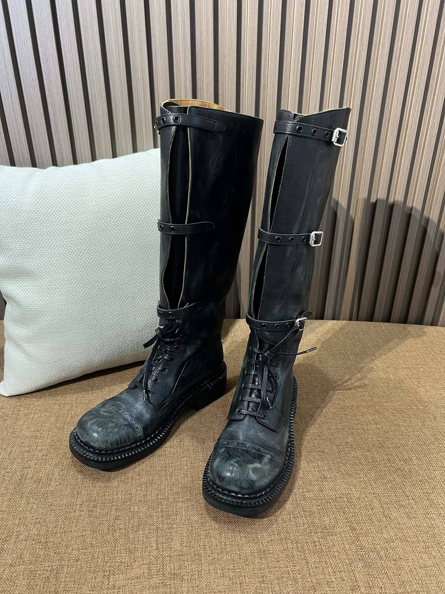 미우미우 가죽 부츠