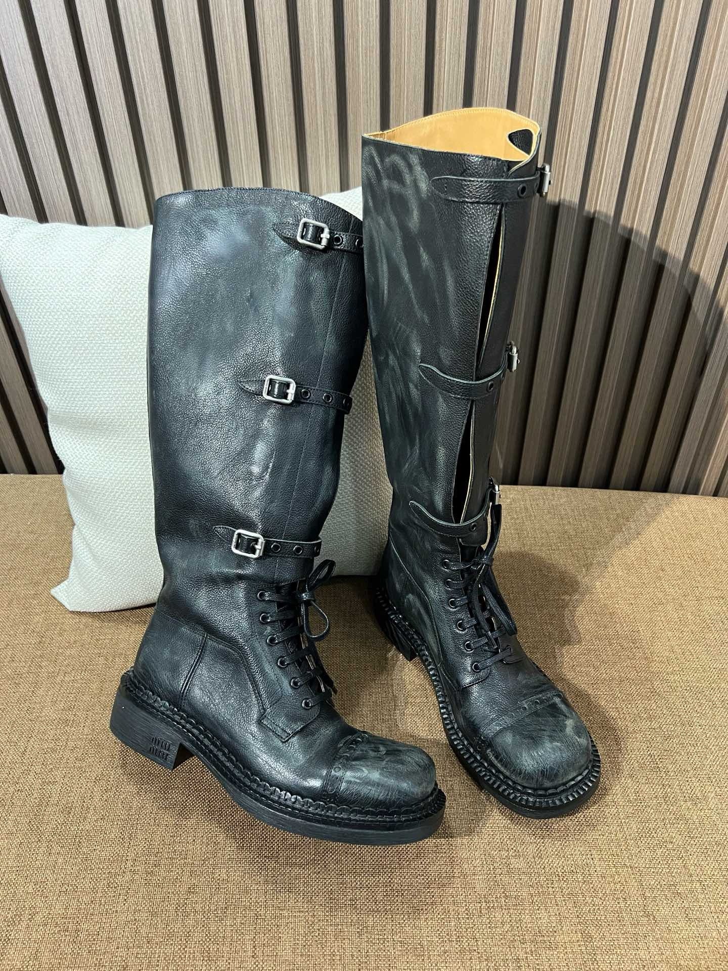 미우미우 가죽 부츠